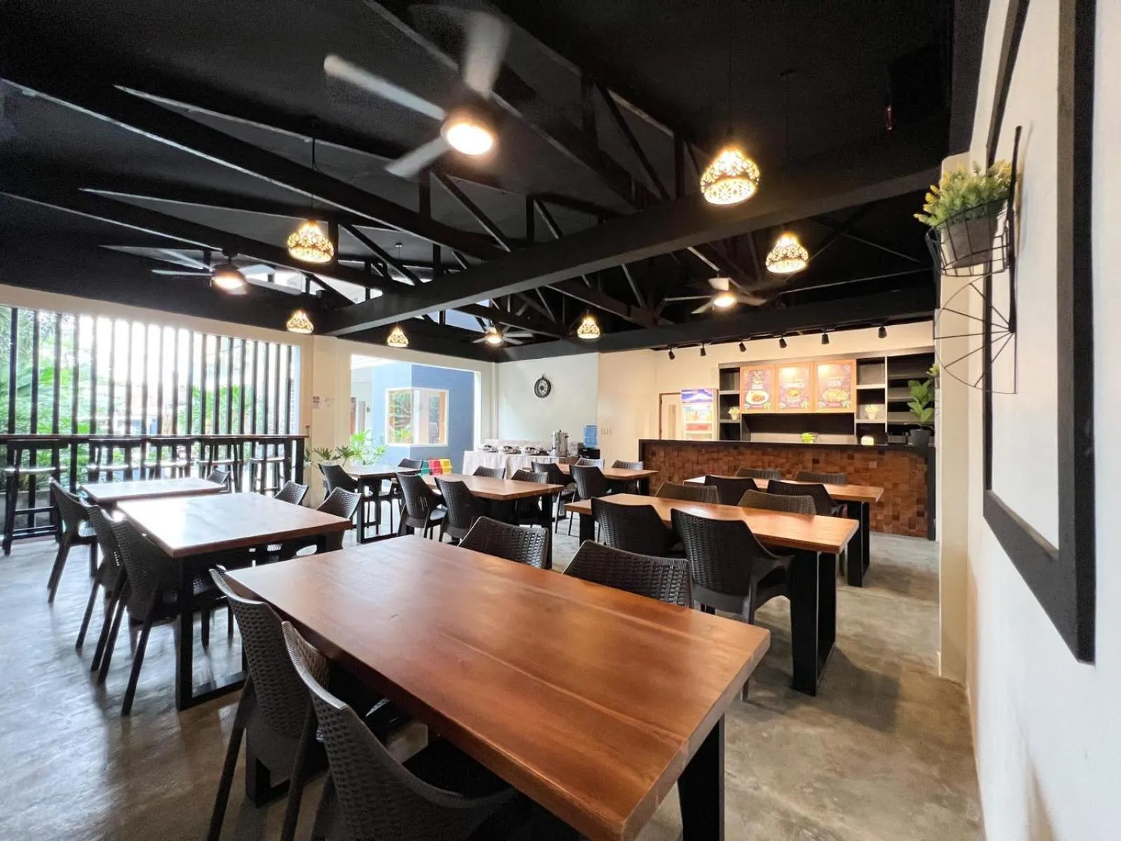 Restaurant/places to eat in Bill Tourist Inn