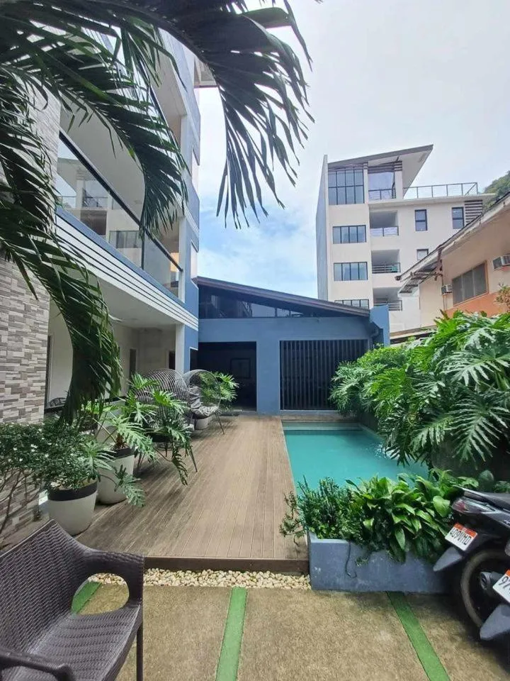 Swimming pool in Bill Tourist Inn