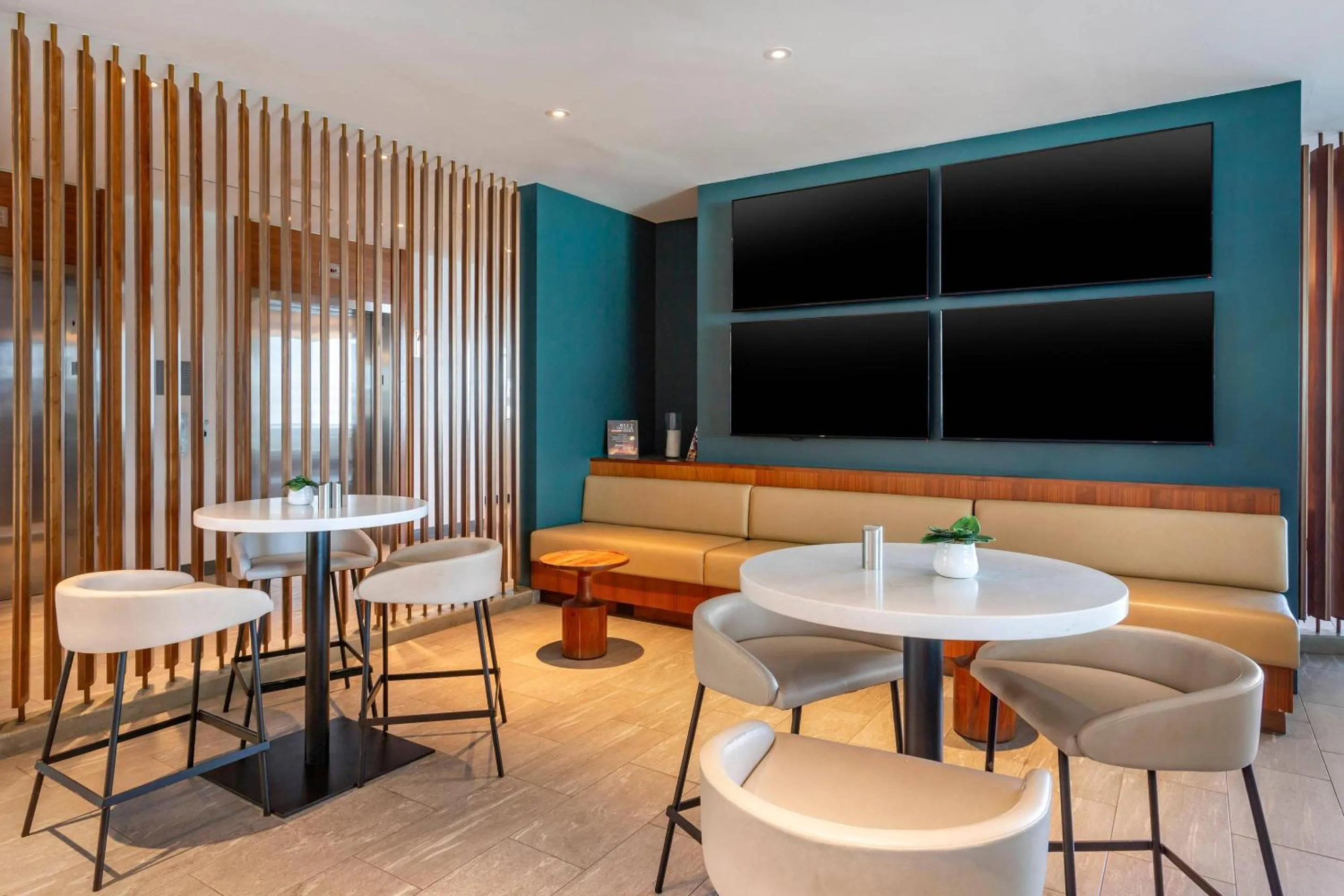 Lounge or bar in Cambria Hotel LAX