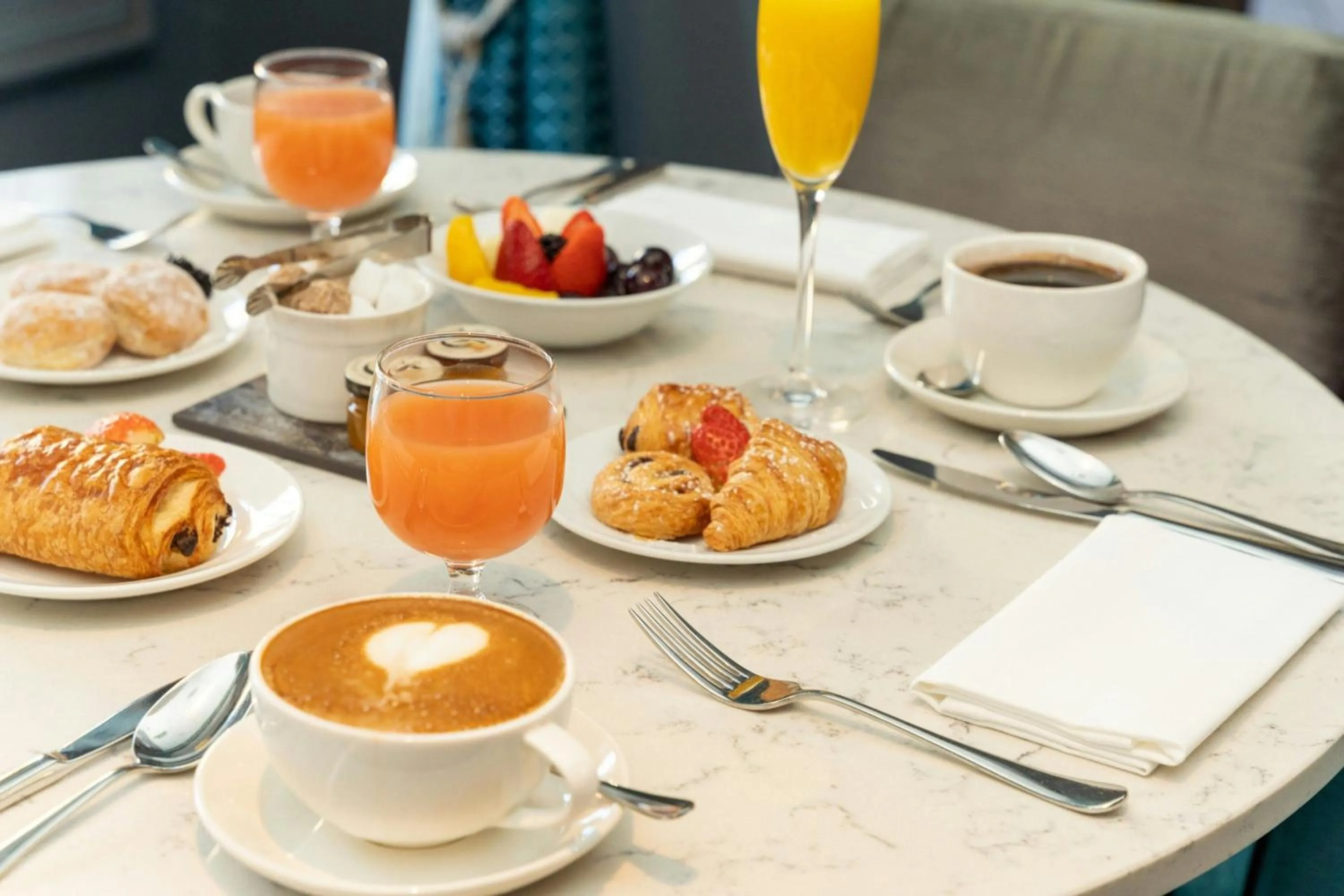 Breakfast in The College Green Dublin Hotel, Autograph Collection