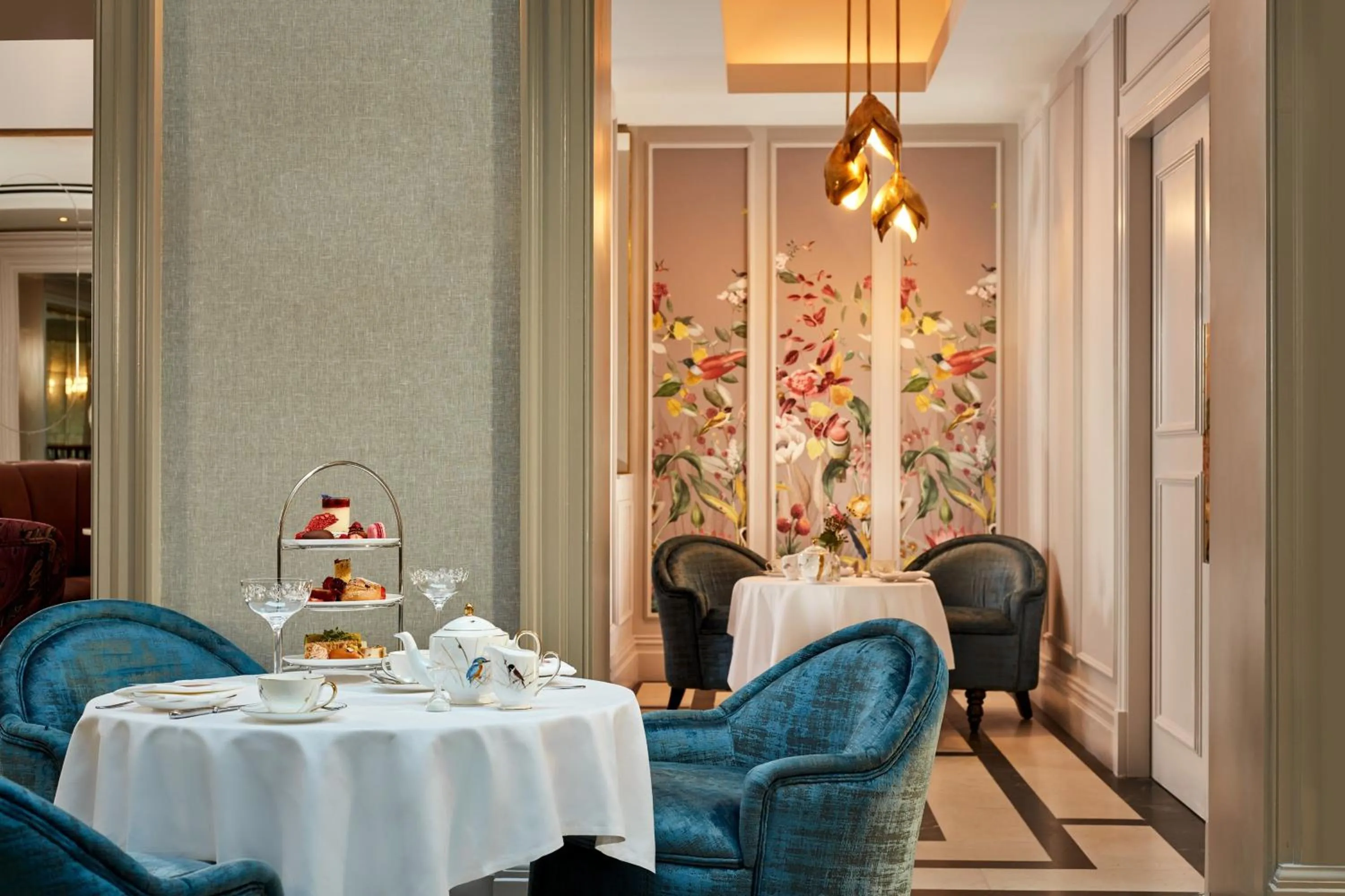 Lounge or bar in The College Green Dublin Hotel, Autograph Collection