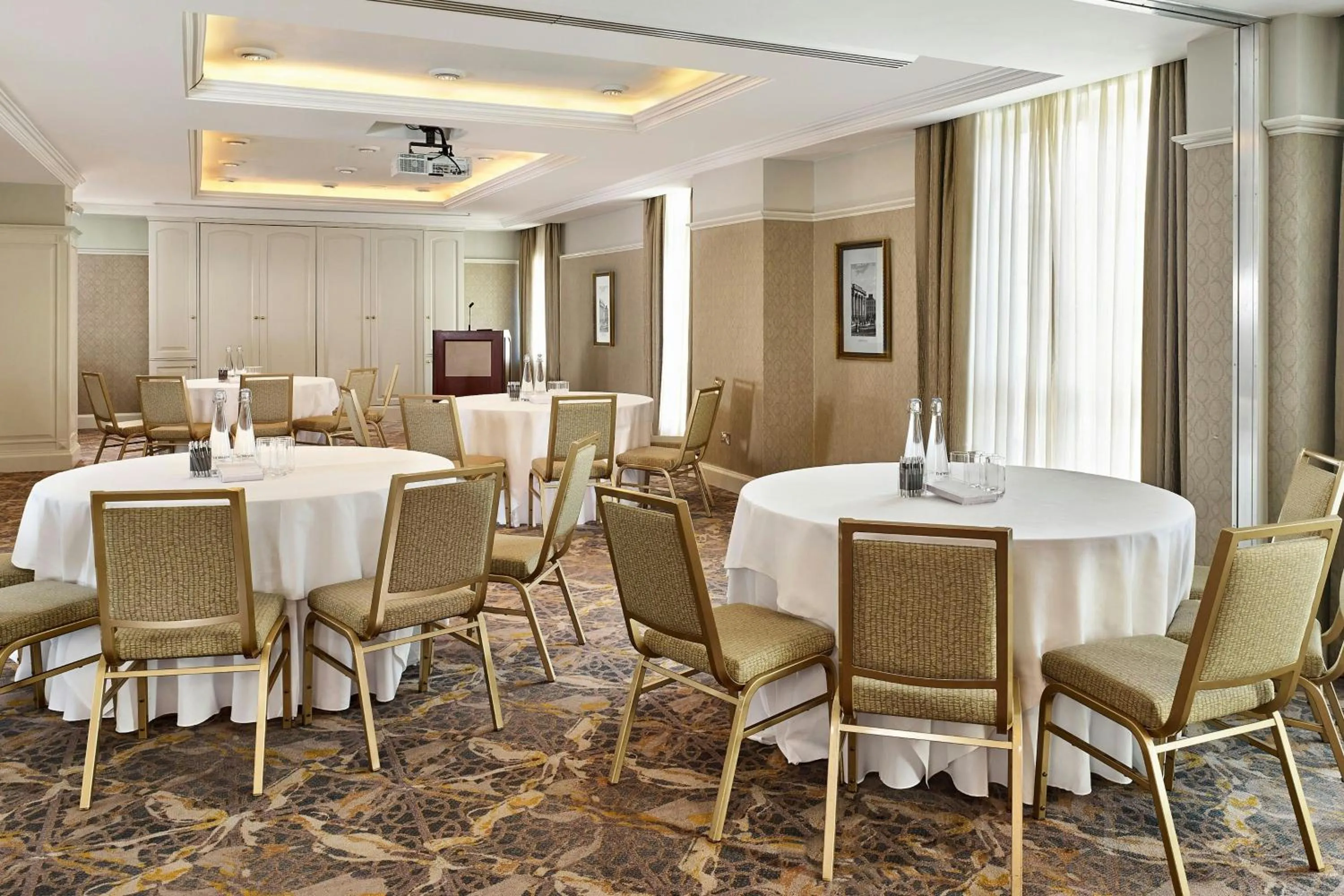 Lounge or bar in The College Green Dublin Hotel, Autograph Collection