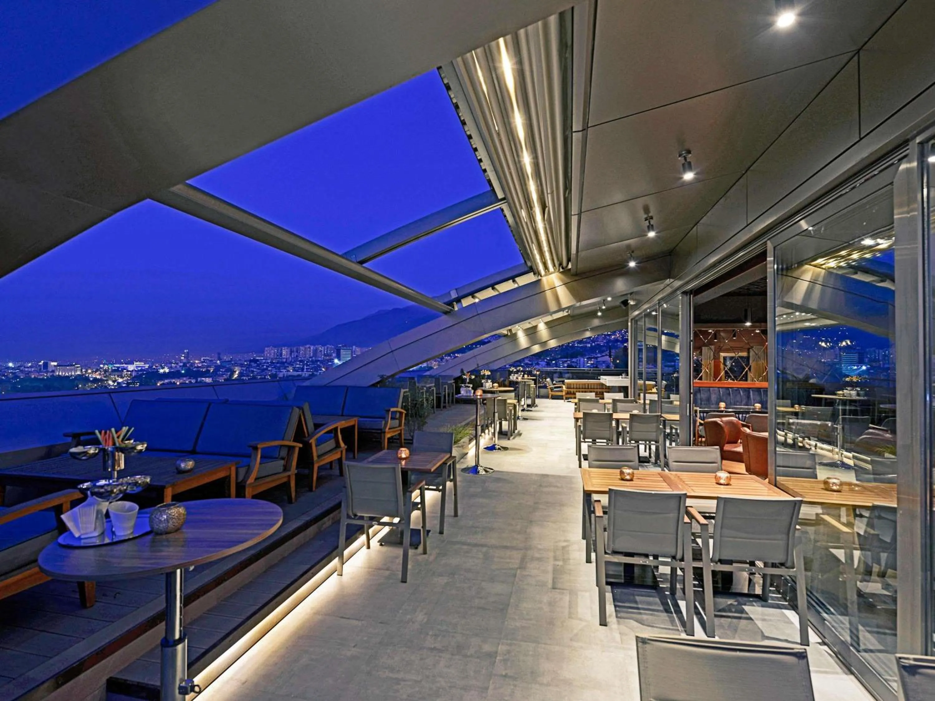 Lounge or bar in Mövenpick Hotel & Thermal Spa Bursa