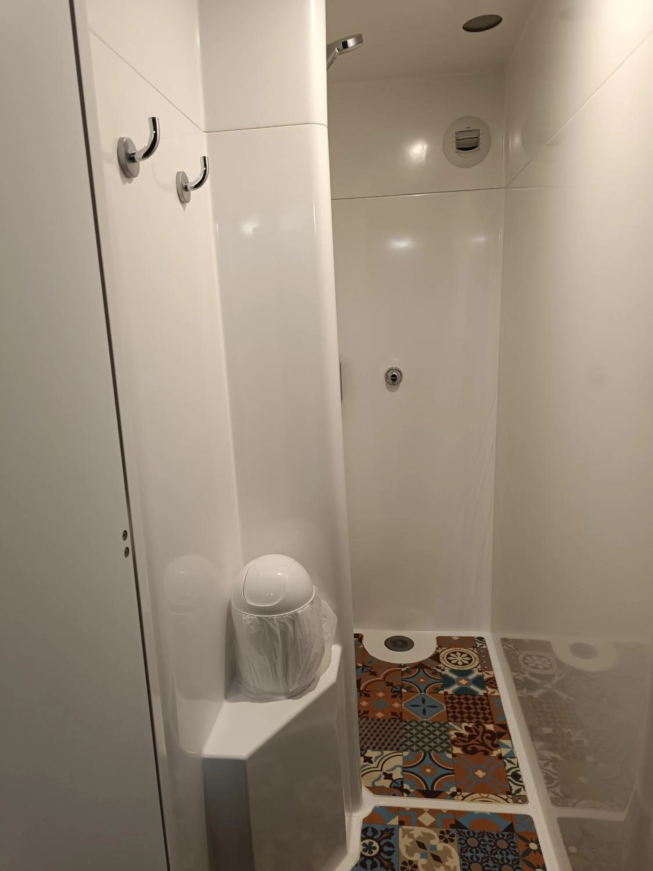 Shower in hotelF1 Calais Coquelles