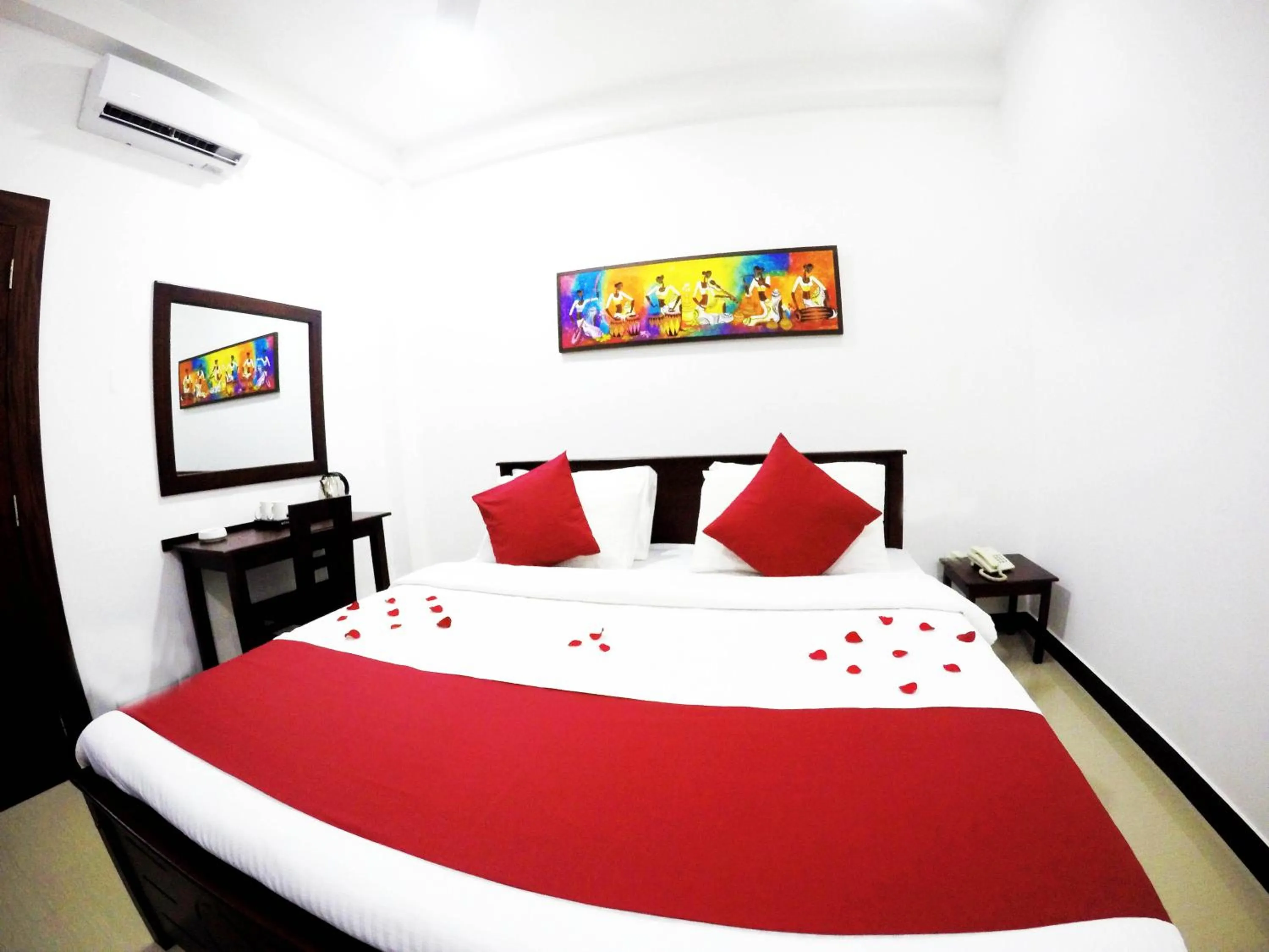 Photo of the whole room, Bed in Colombo Residency