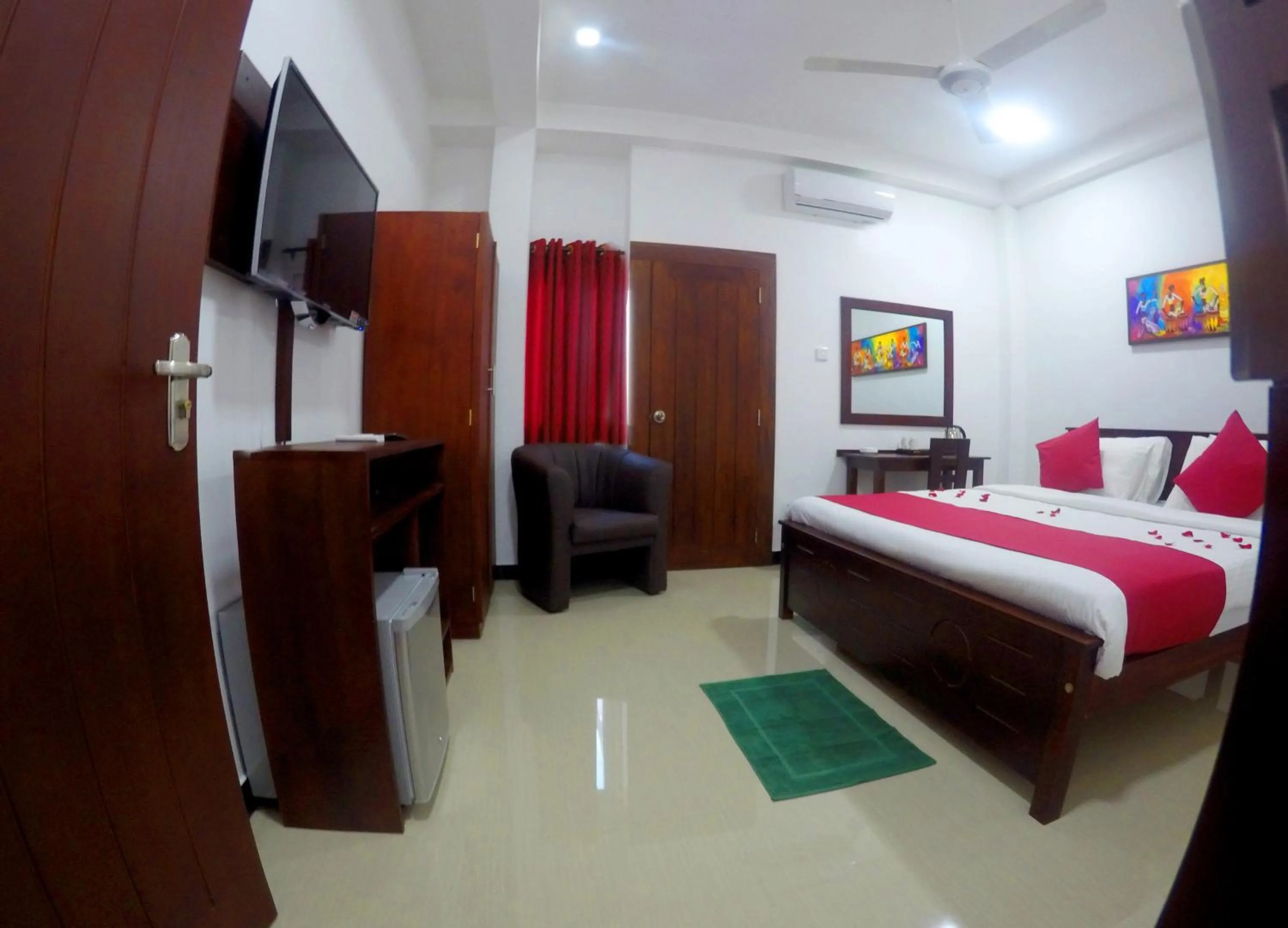 Photo of the whole room, Bed in Colombo Residency