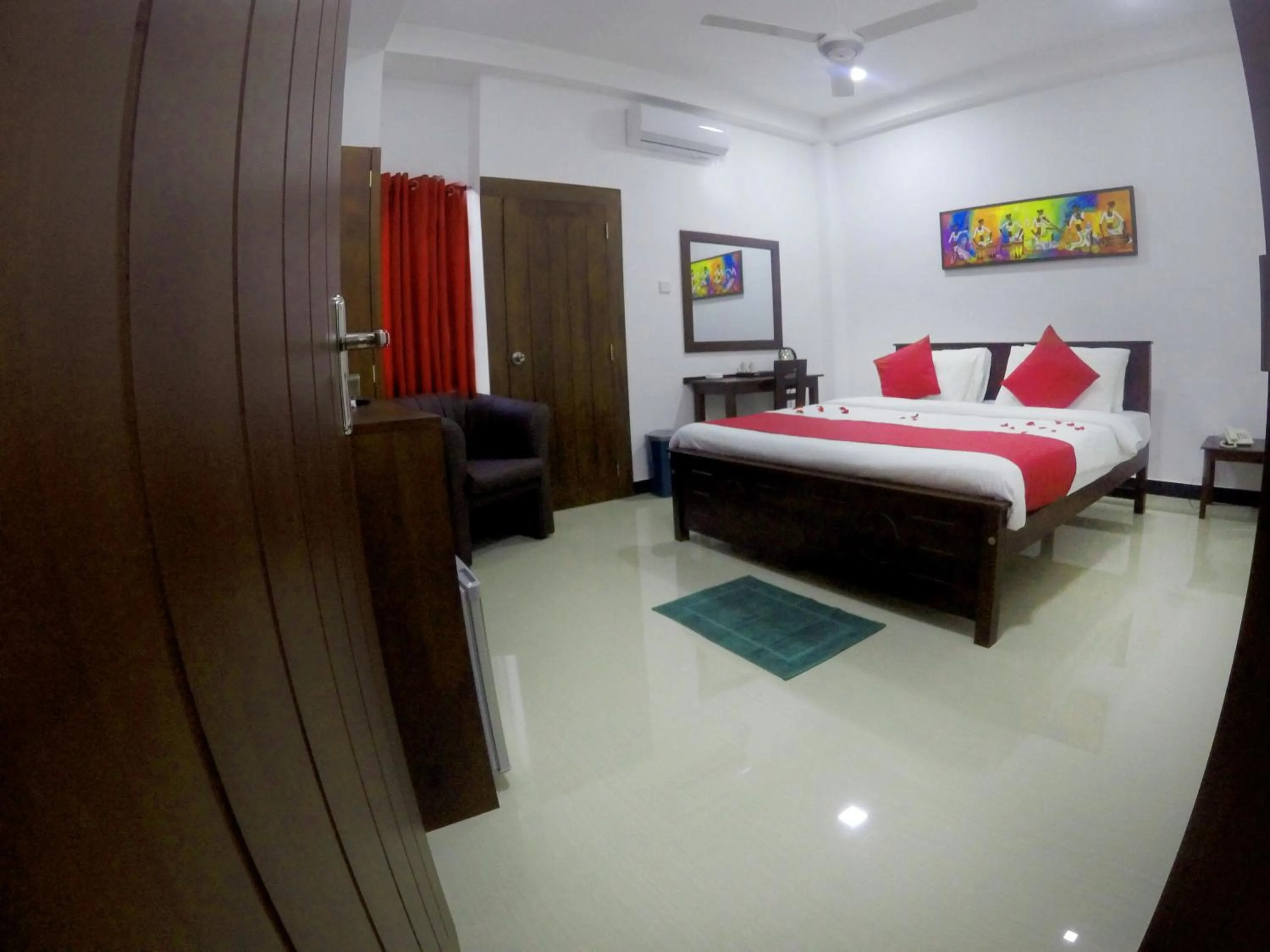 Photo of the whole room, Bed in Colombo Residency