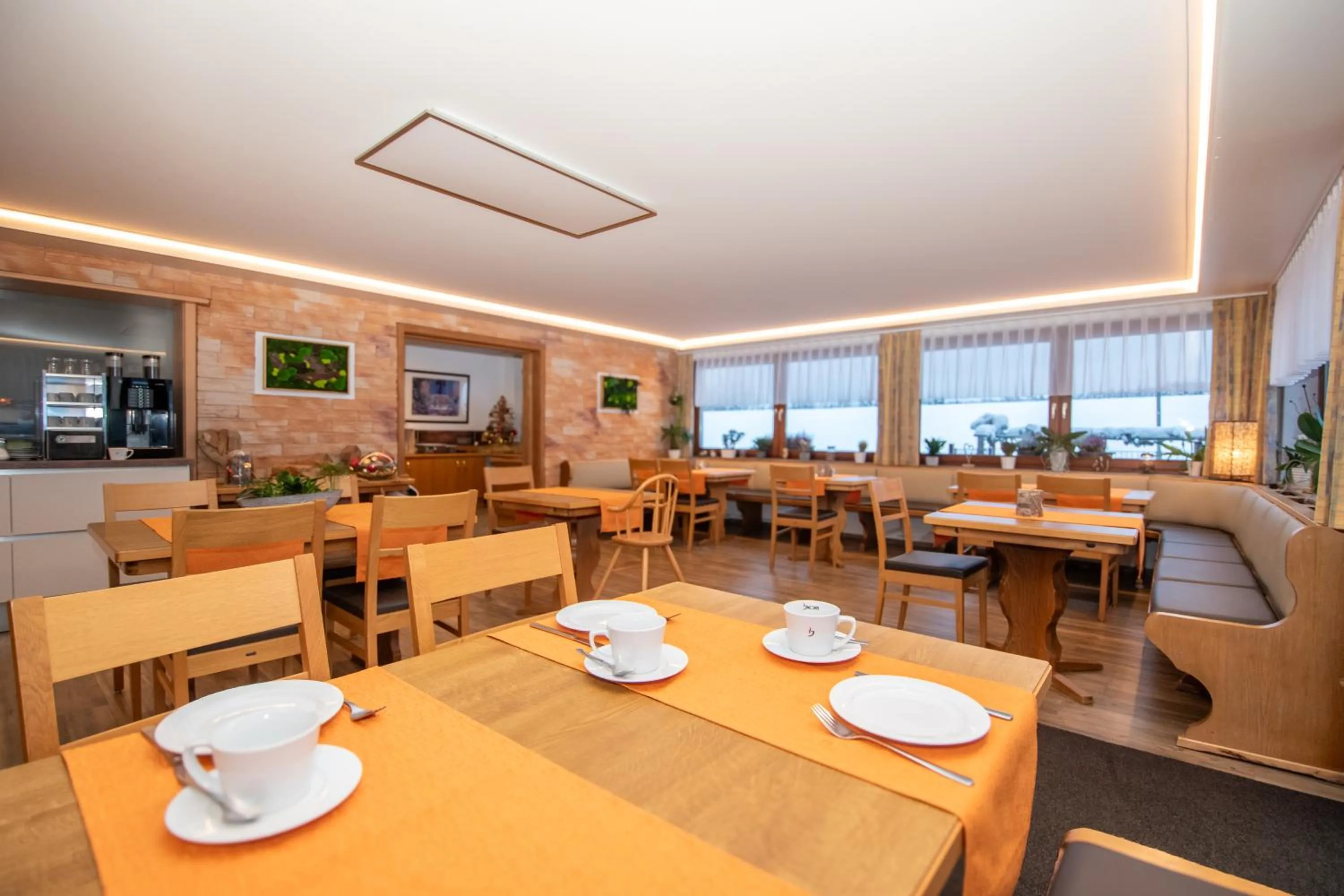 Restaurant/places to eat in Landhotel Karin