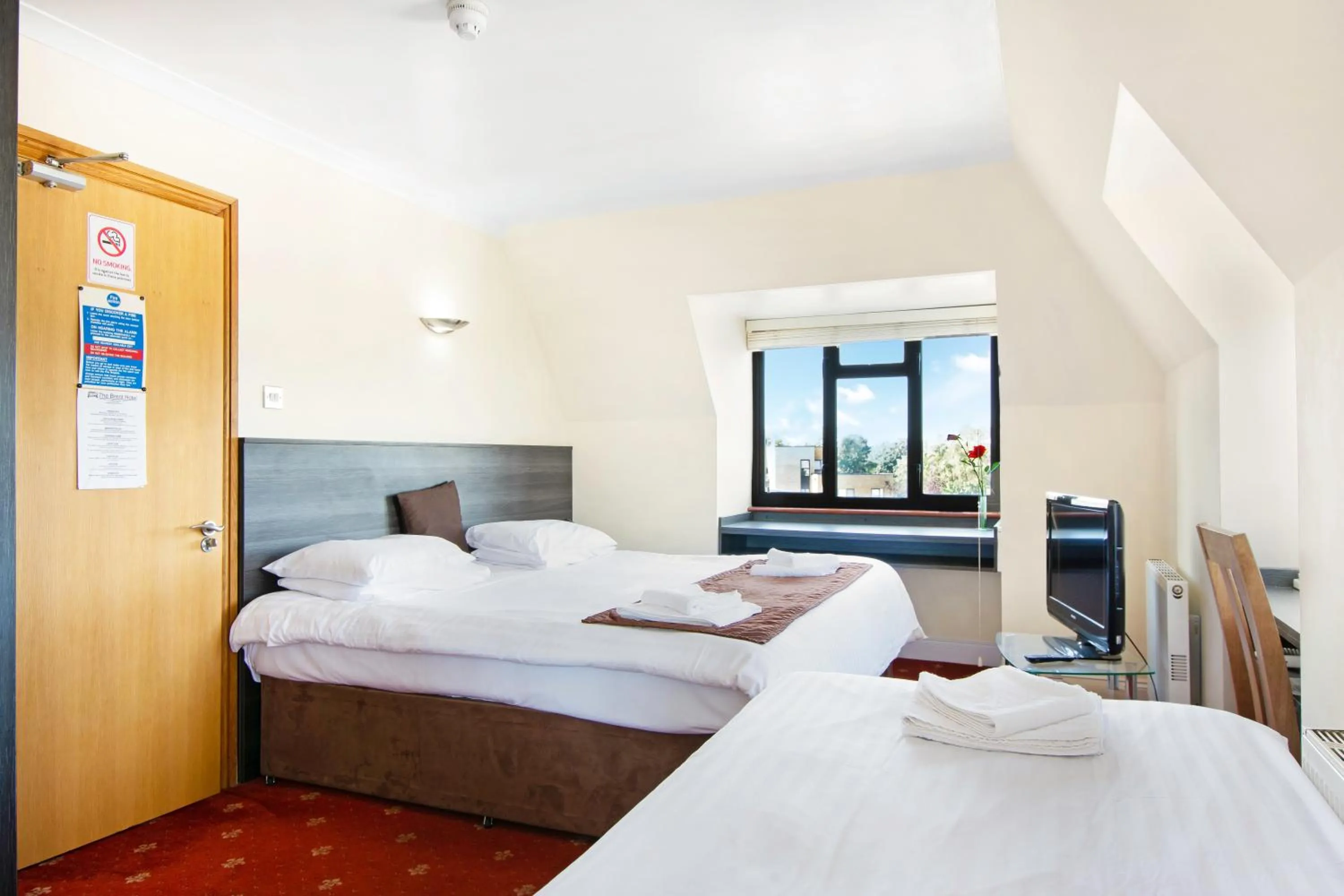 Photo of the whole room, Bed in The Brent Hotel - London - Wembley