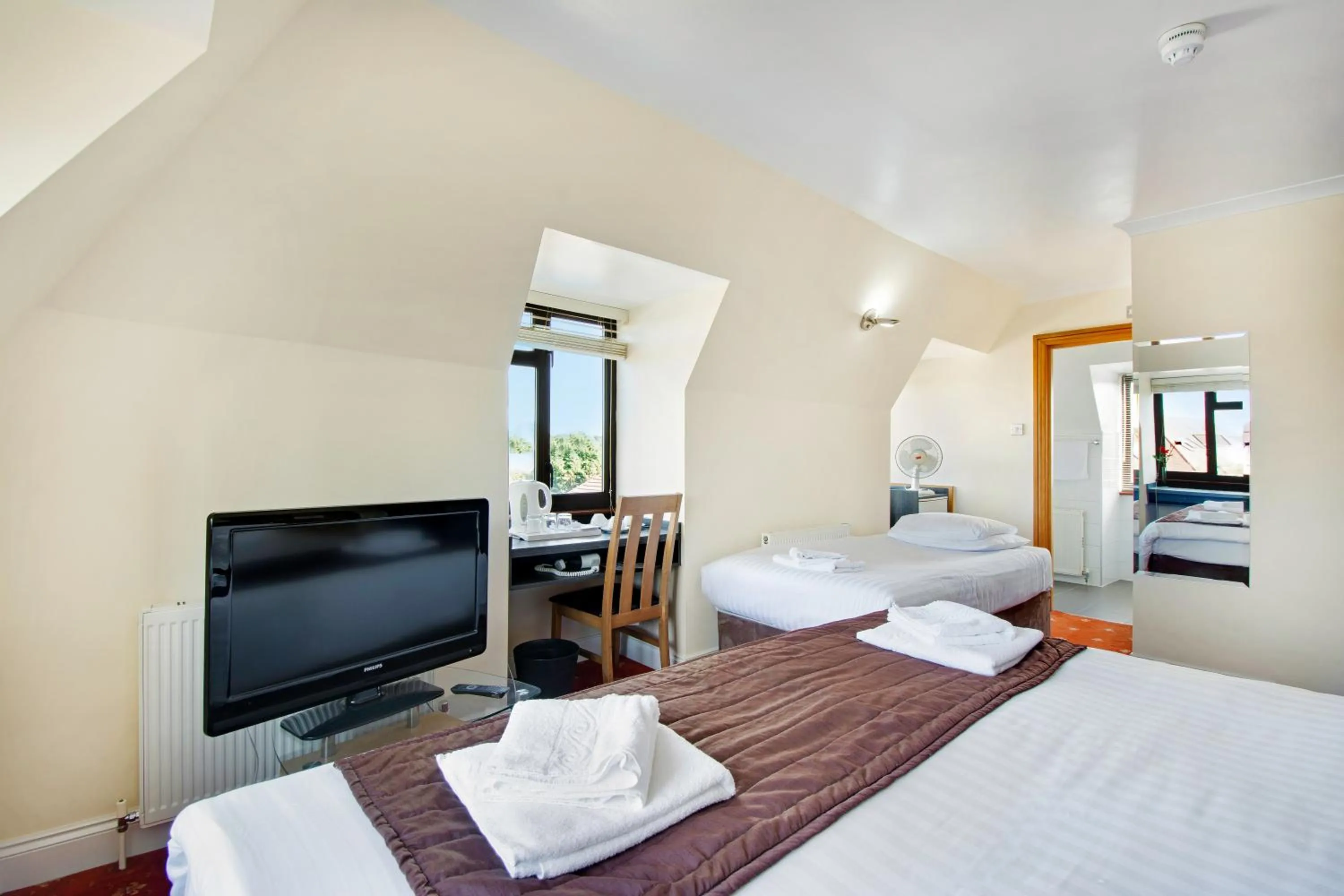 Bedroom, Bed in The Brent Hotel - London - Wembley