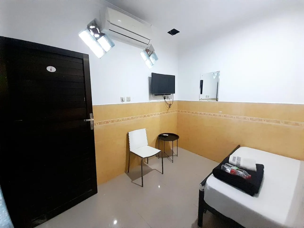 air conditioner, Bed in Hotel Srikandi Baru