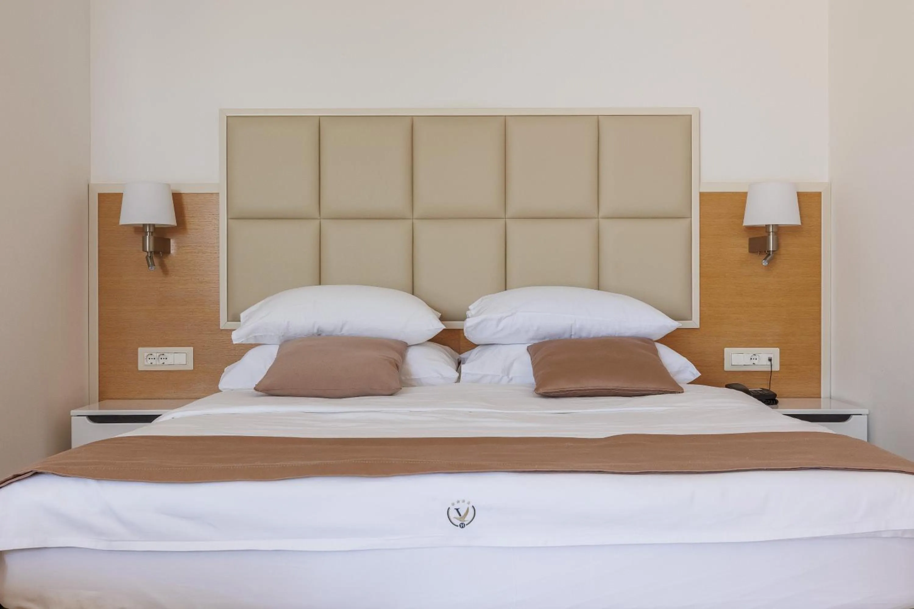 Bed in Hotel Kadmo by Aycon