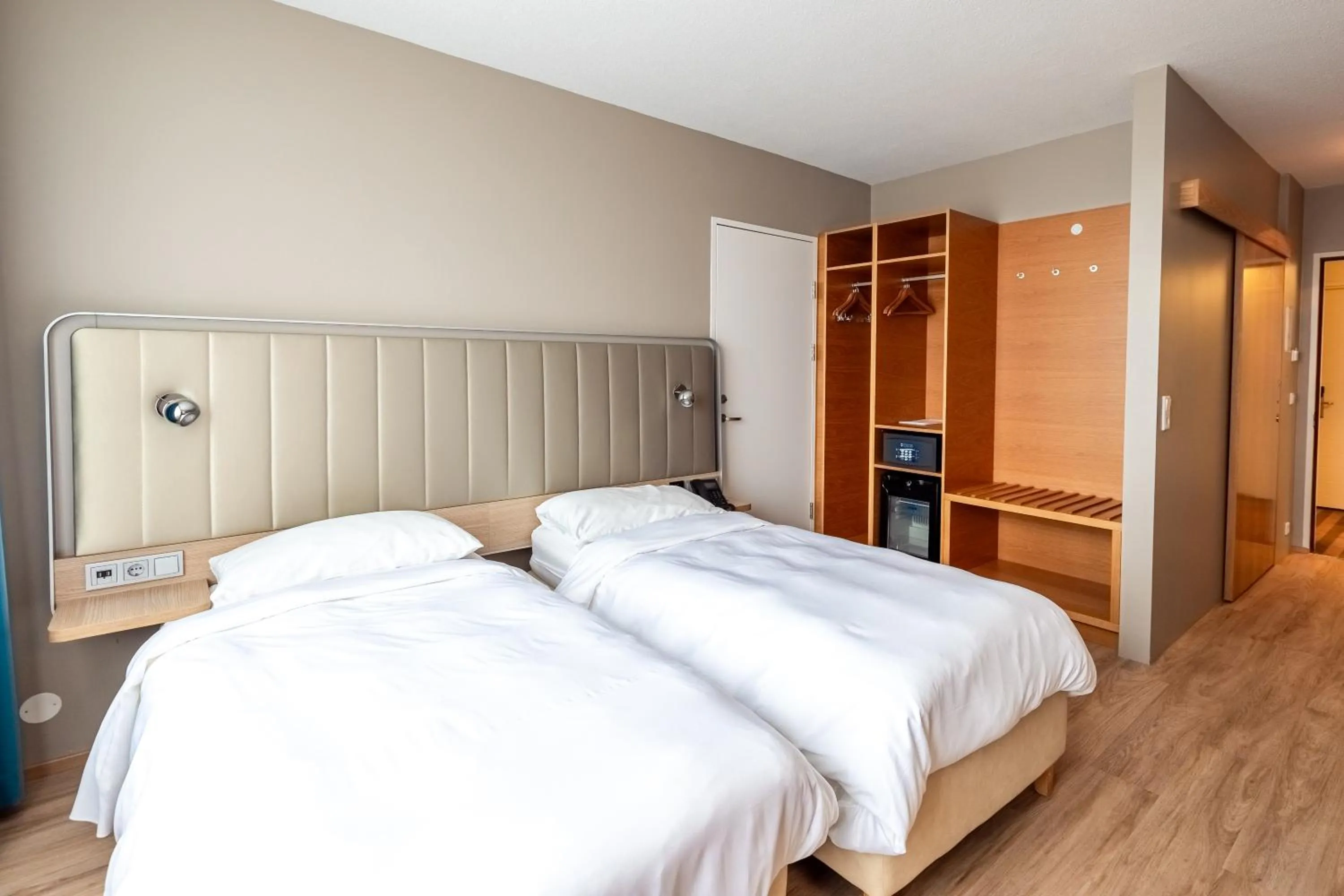 Property building, Bed in Park Inn by Radisson Reykjavik Keflavík Airport