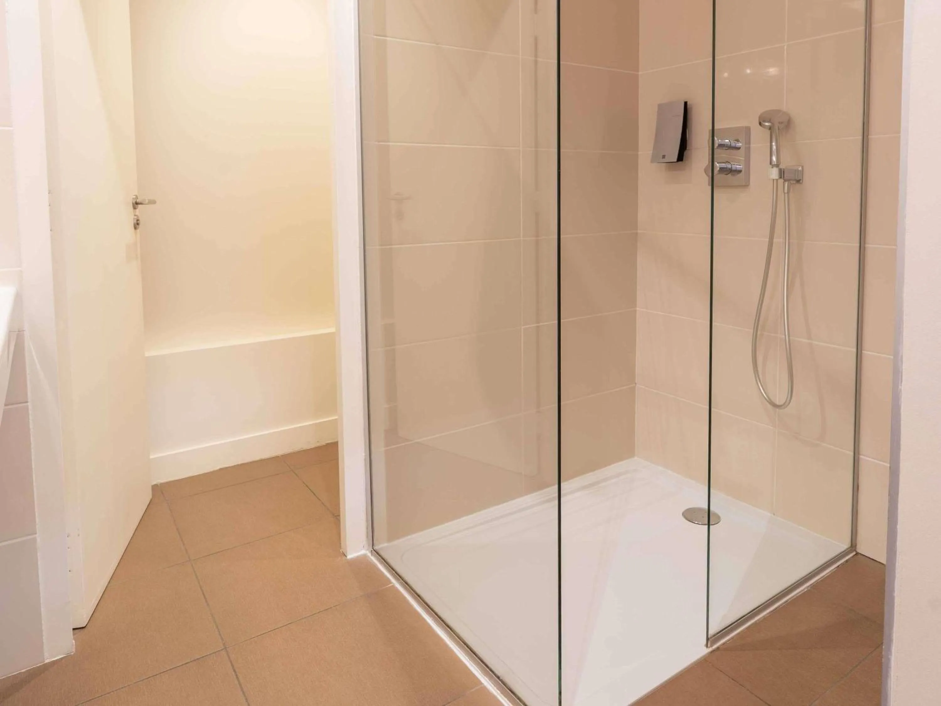 Bedroom in Mercure Aix-En-Provence Sainte-Victoire