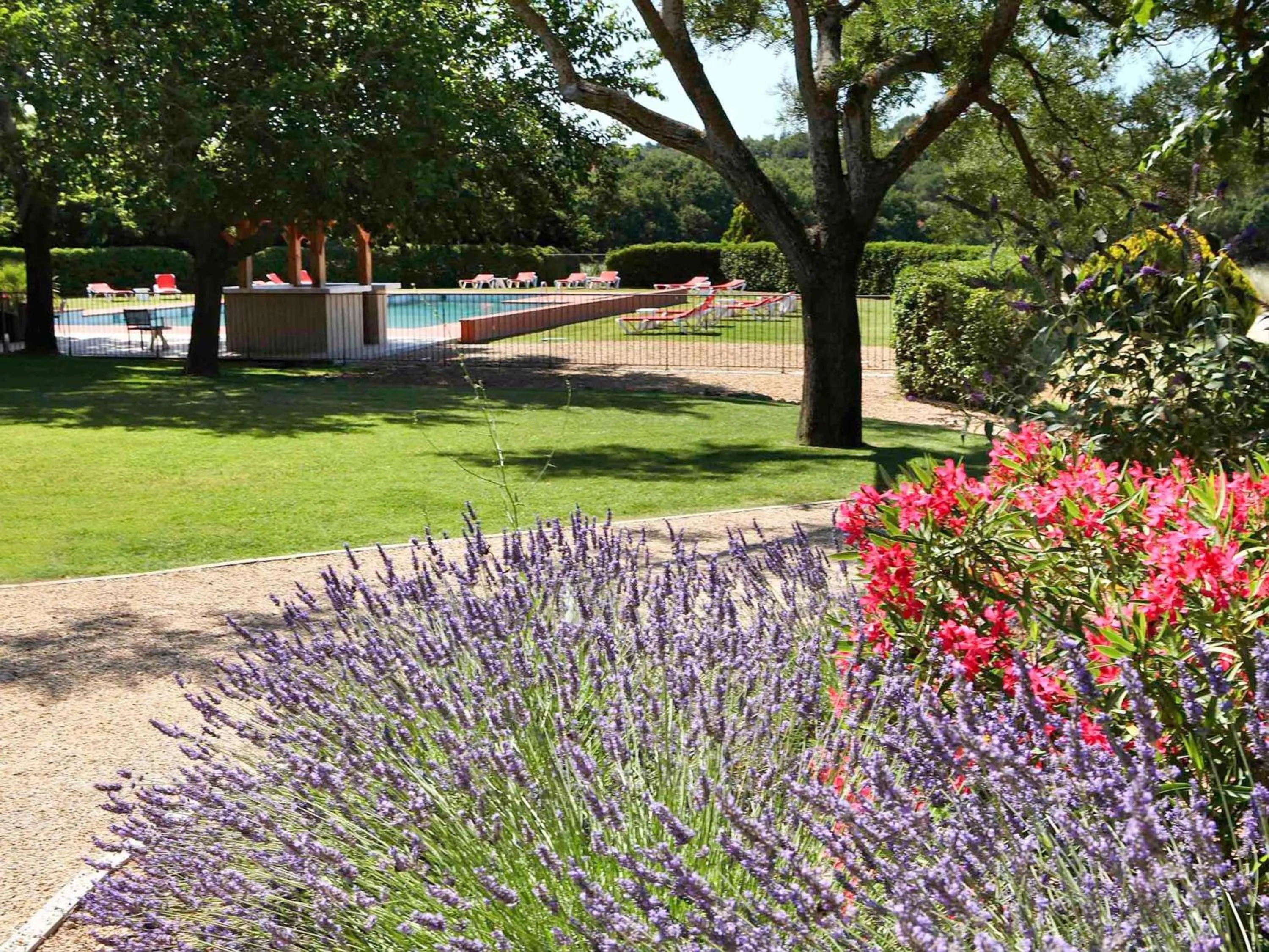 Garden in Mercure Aix-En-Provence Sainte-Victoire