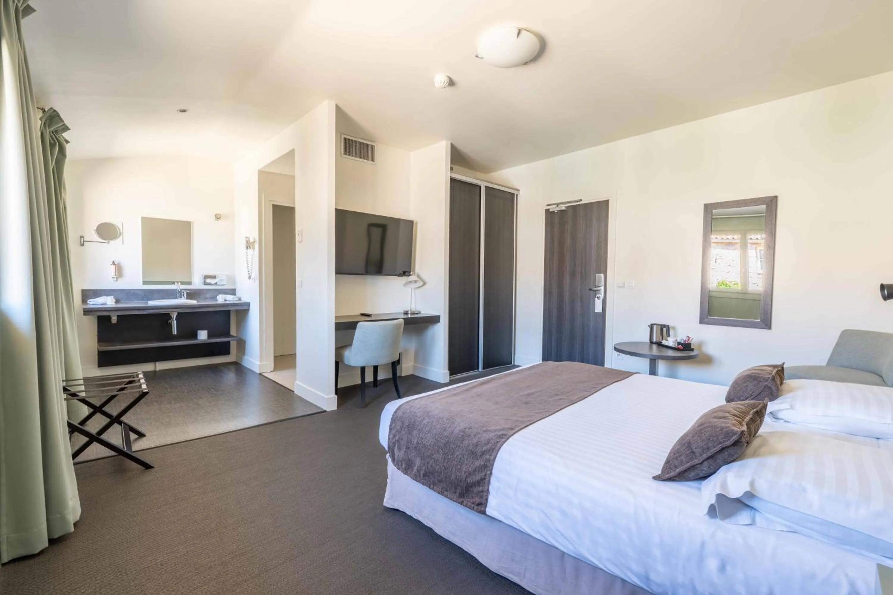 Bed in Mercure Aix-En-Provence Sainte-Victoire