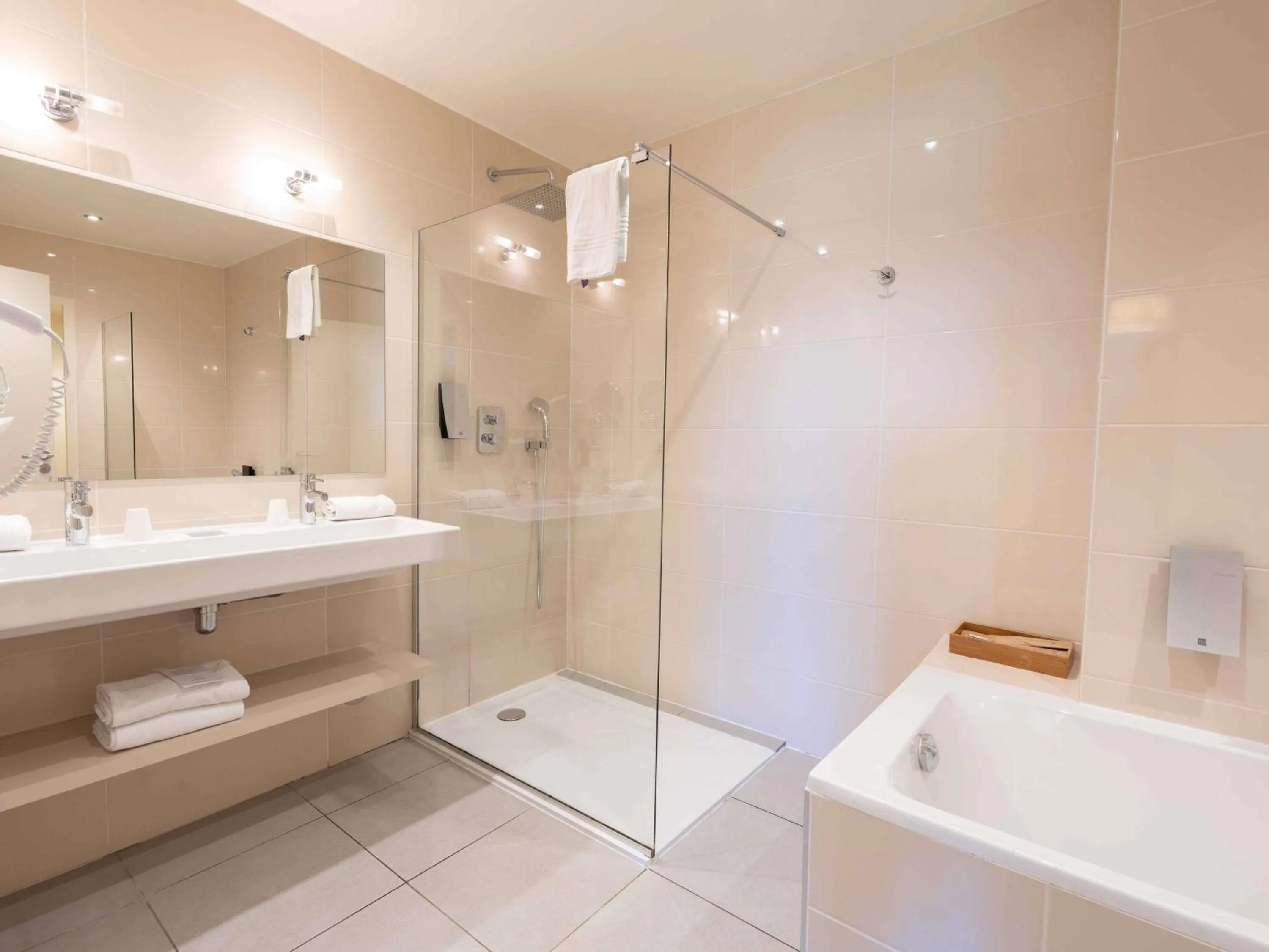 Bedroom in Mercure Aix-En-Provence Sainte-Victoire