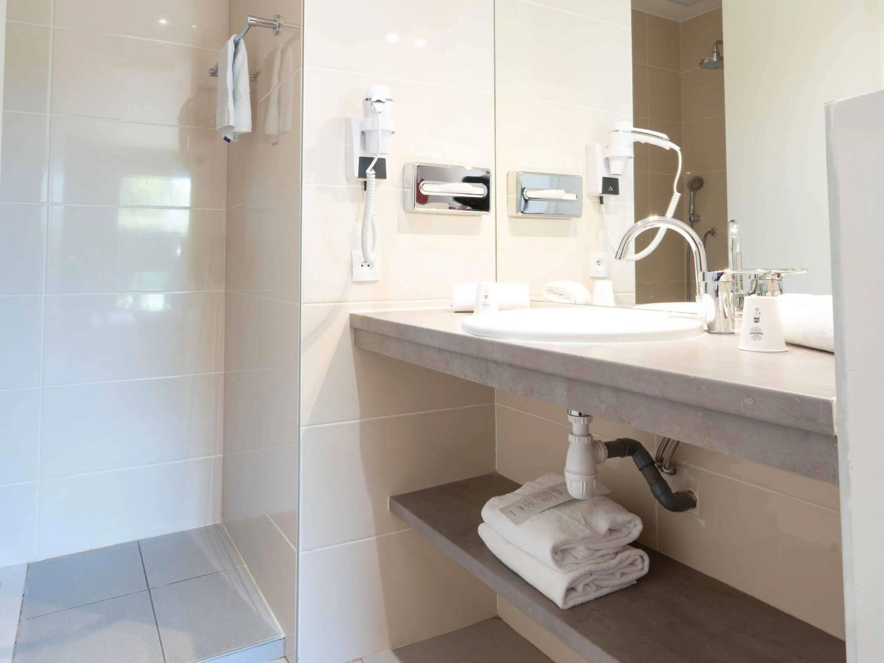 Bedroom in Mercure Aix-En-Provence Sainte-Victoire