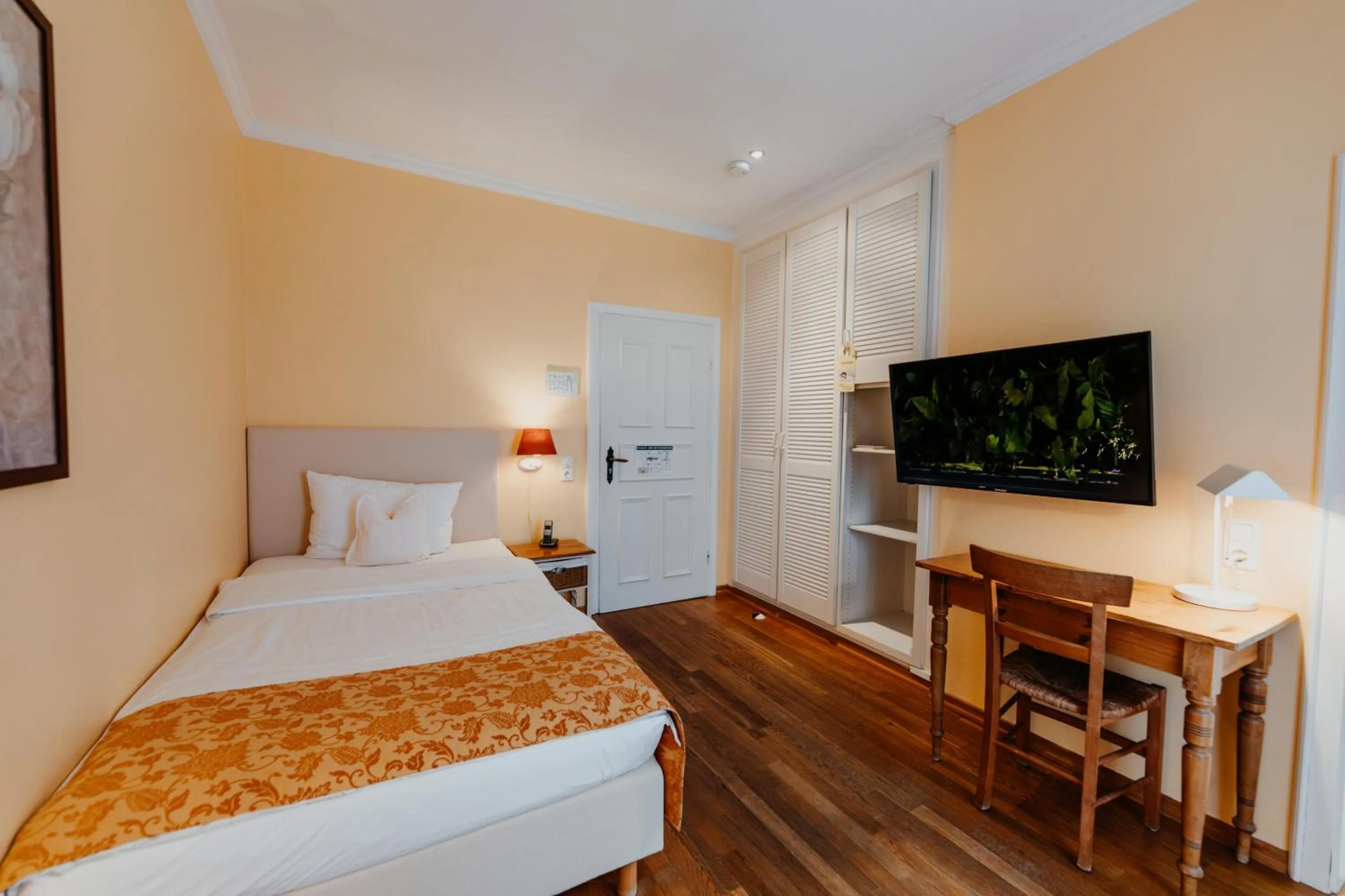 Photo of the whole room, Bed in Hotel Hüttmann