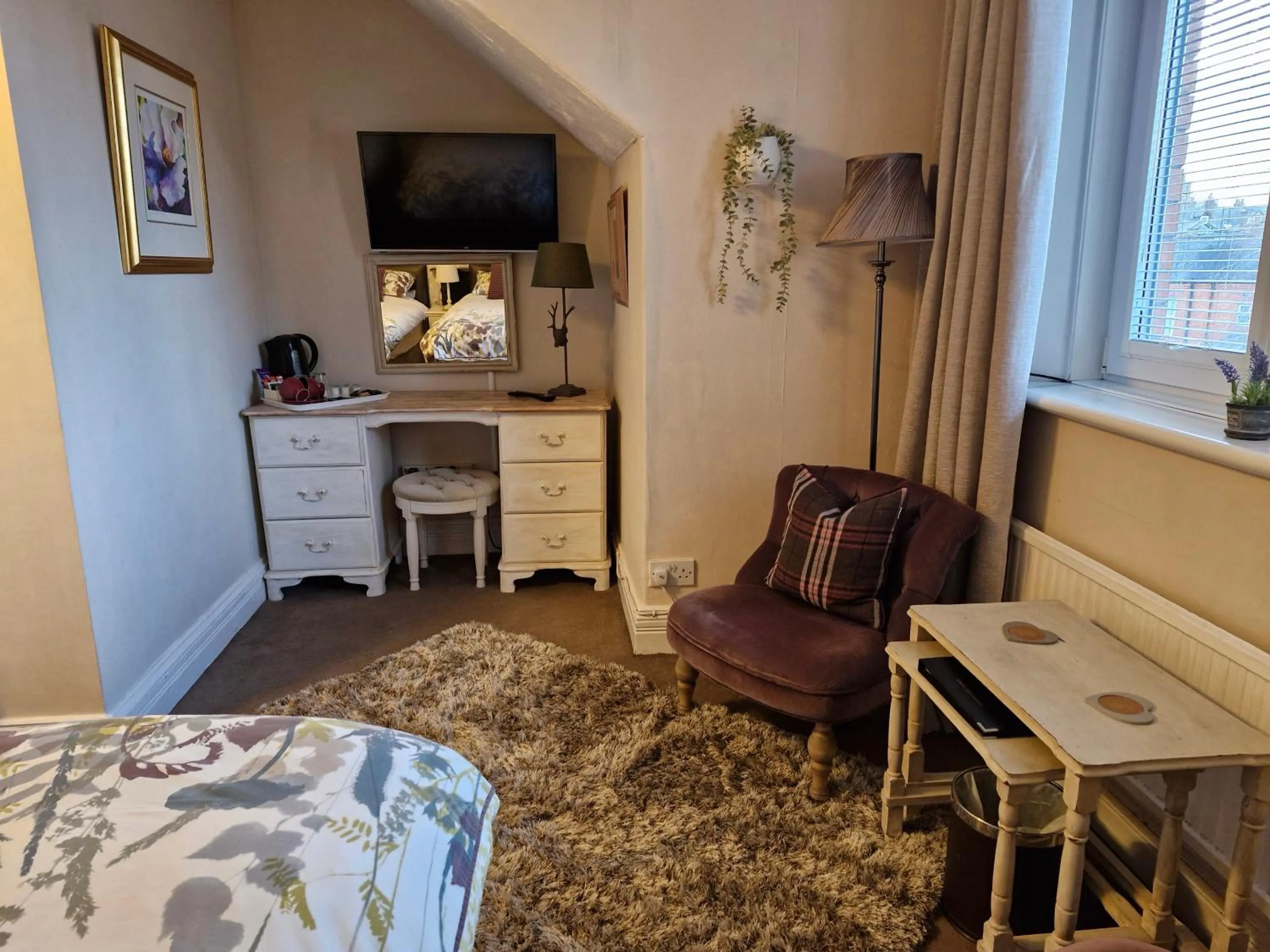 Bedroom, Bed in Warwick Lodge