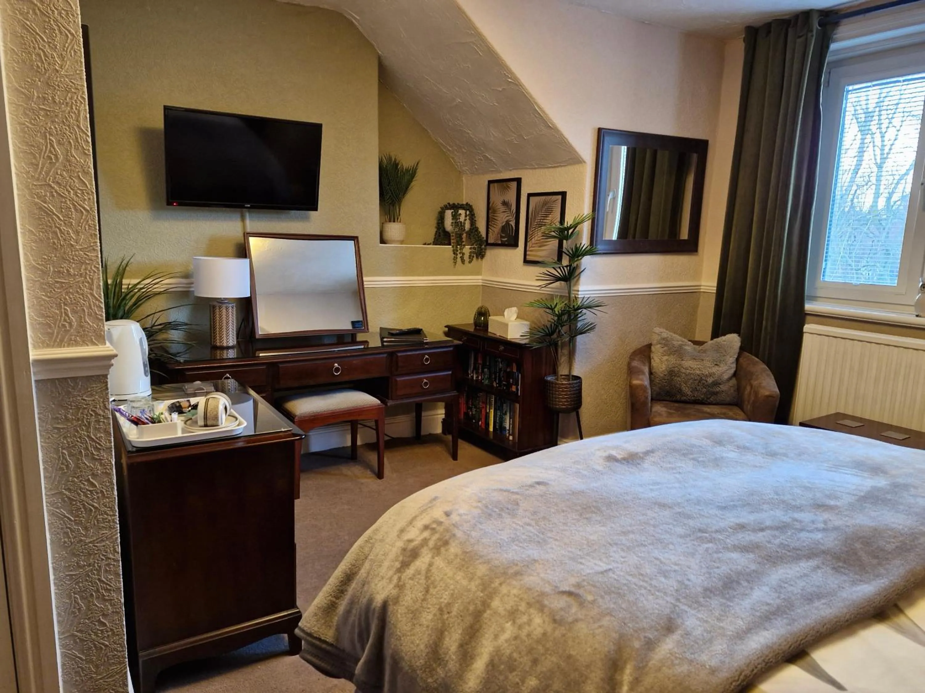 Bedroom, Bed in Warwick Lodge