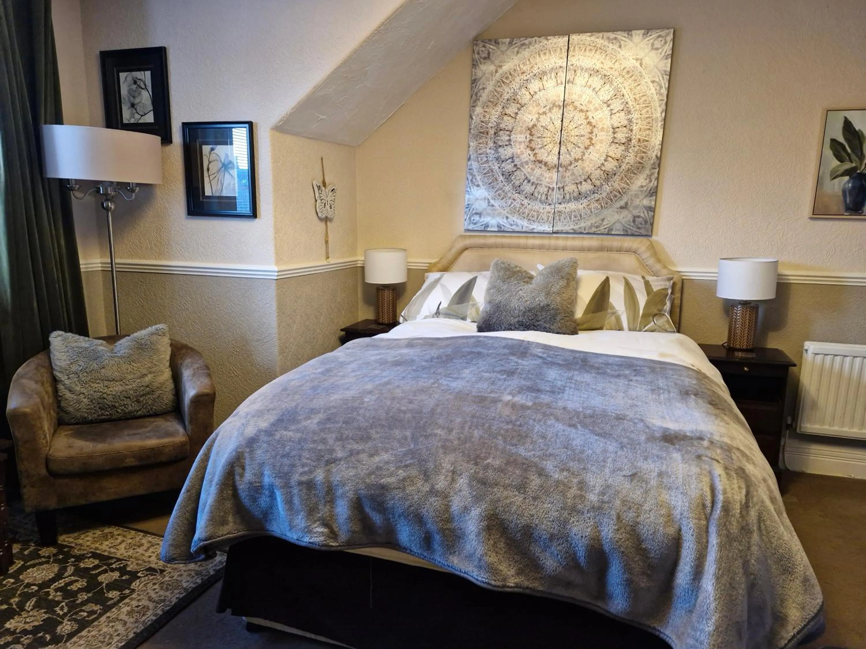 Bedroom, Bed in Warwick Lodge