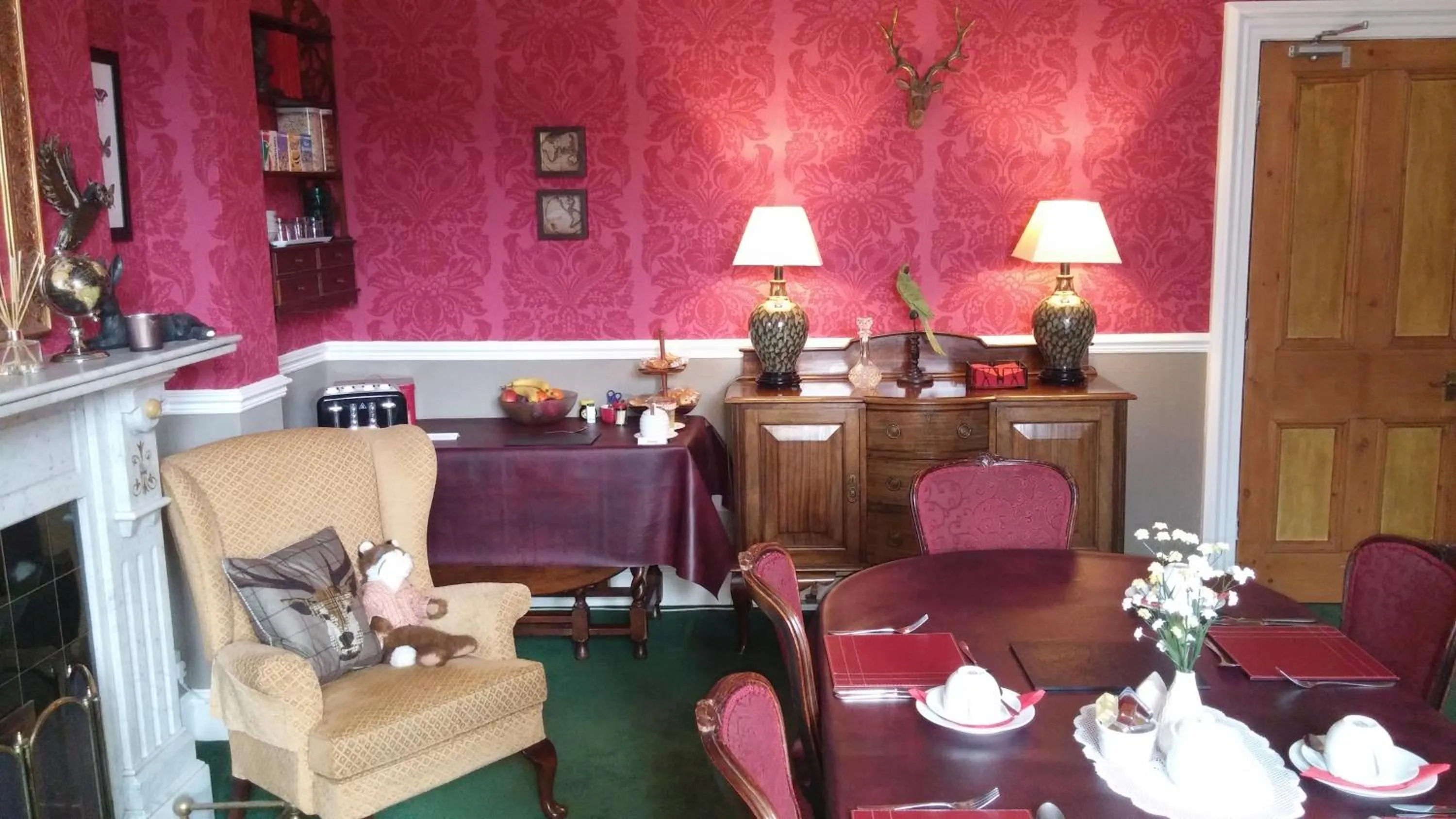 Dining area in Warwick Lodge