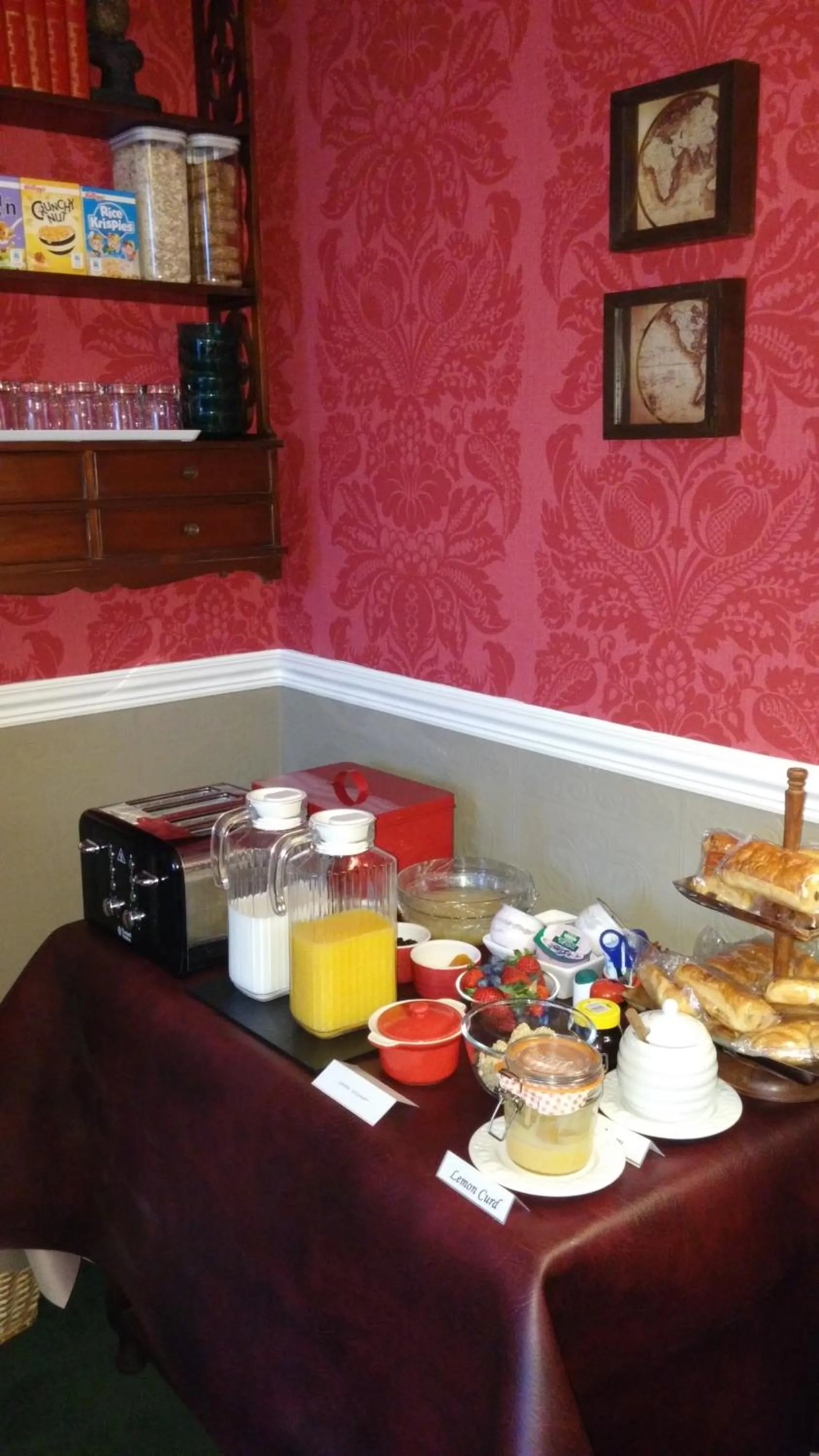 Buffet breakfast in Warwick Lodge