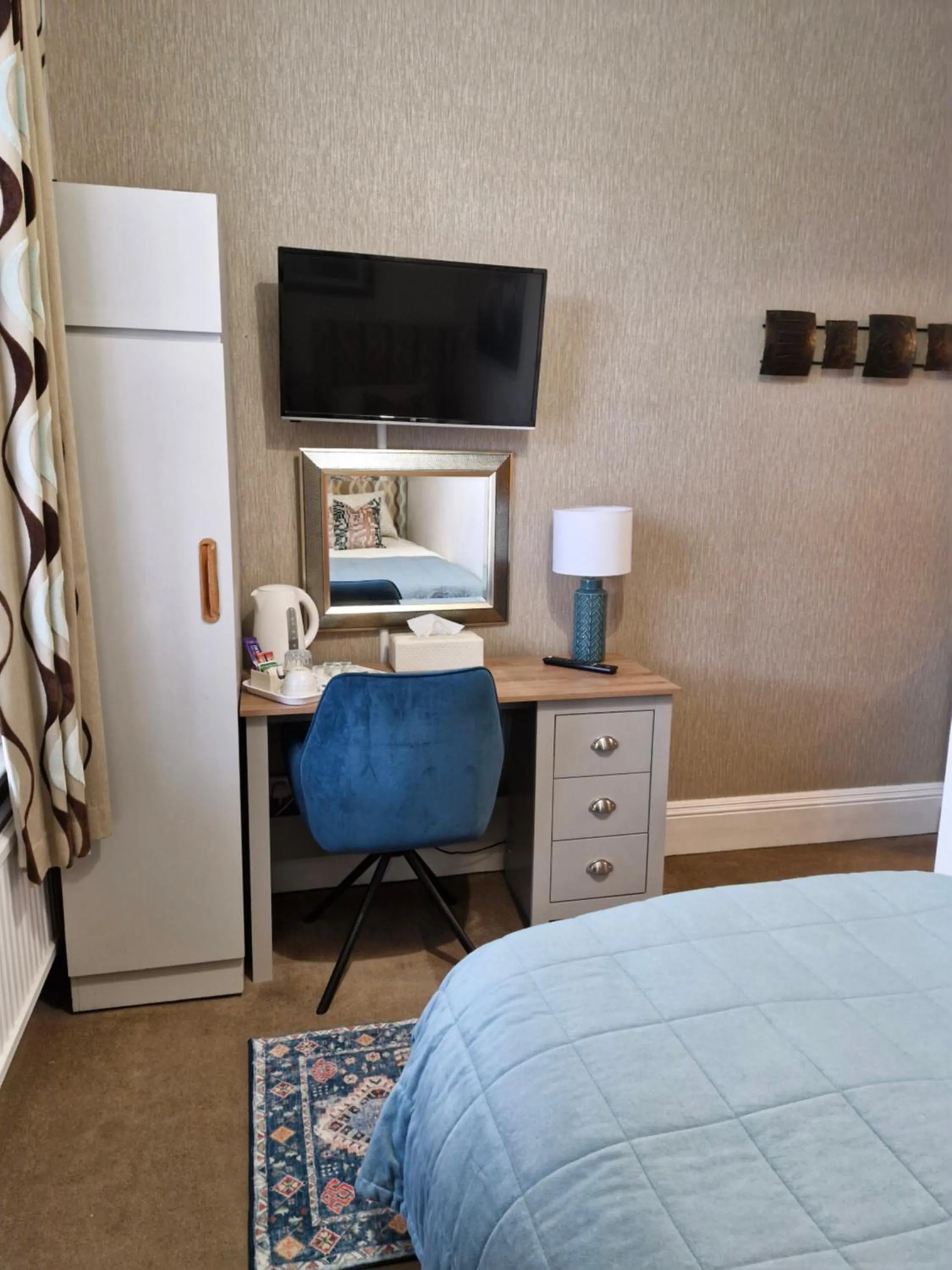 Bedroom, Bed in Warwick Lodge