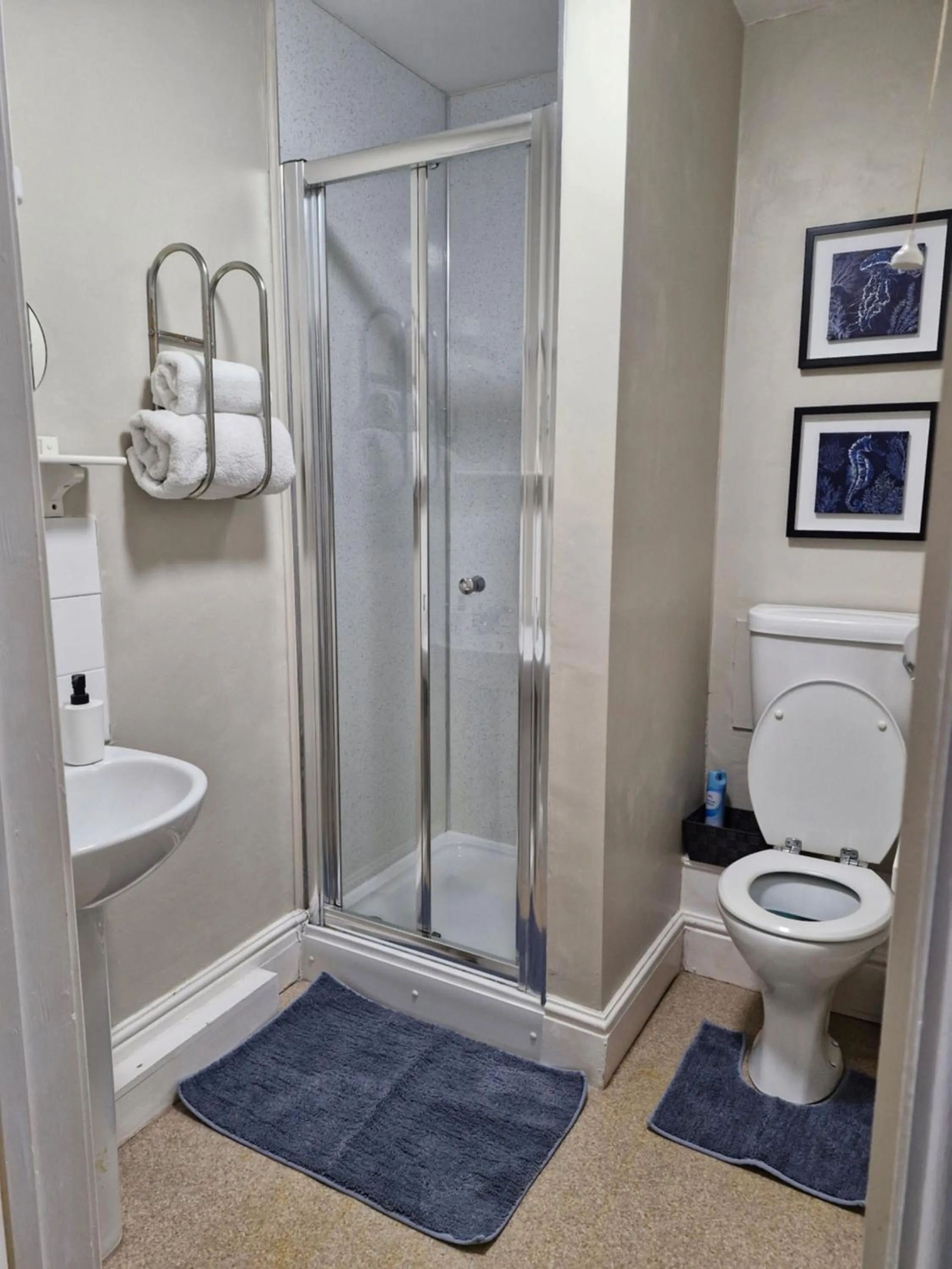 Bathroom in Warwick Lodge