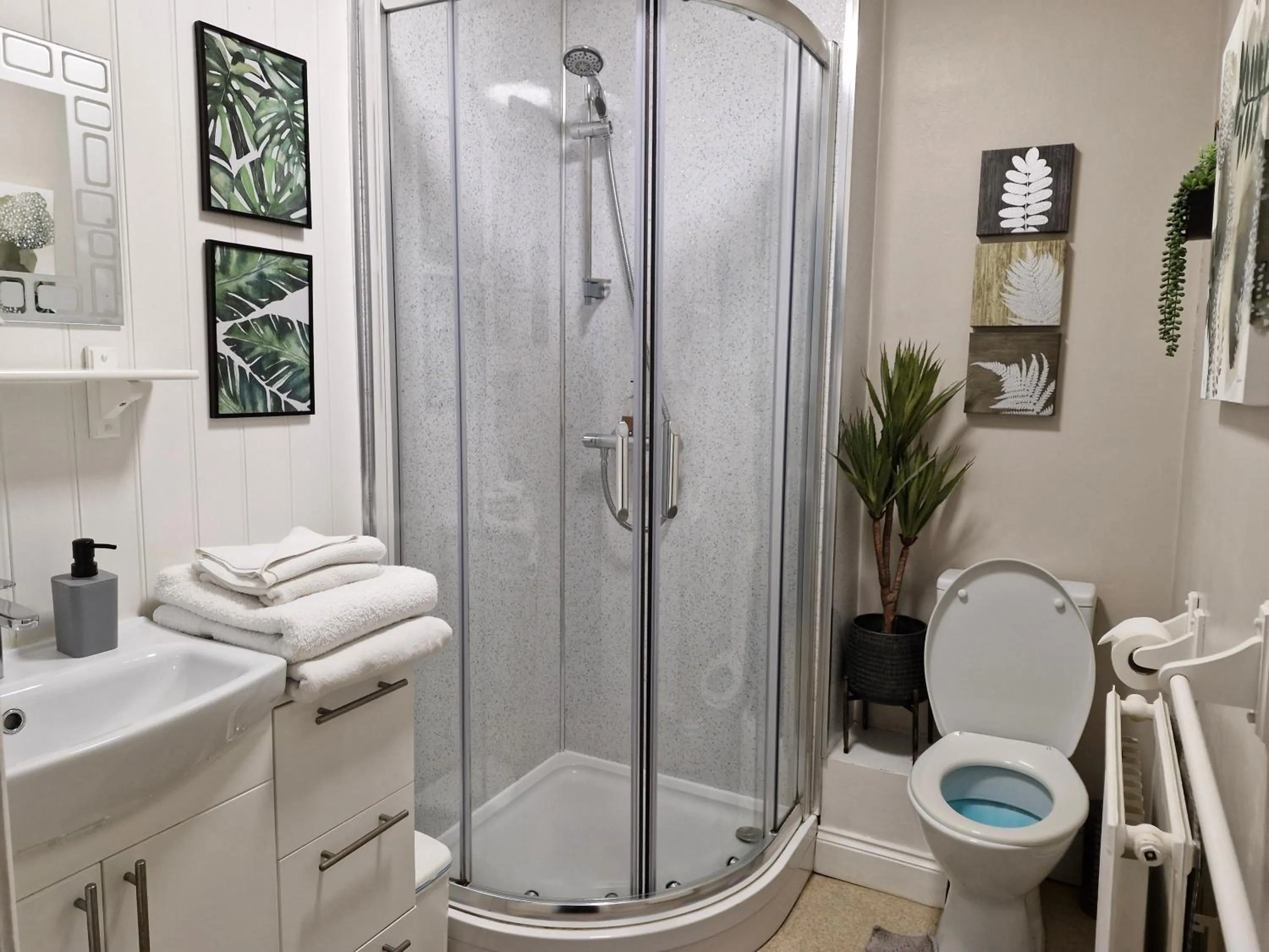 Bathroom in Warwick Lodge