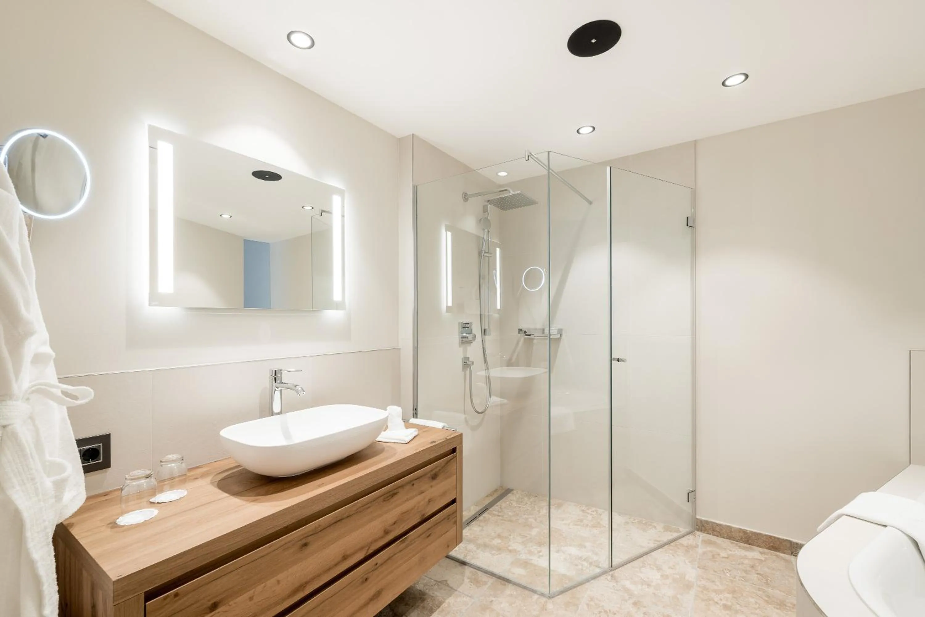 Shower in Das Central – Alpine . Luxury . Life