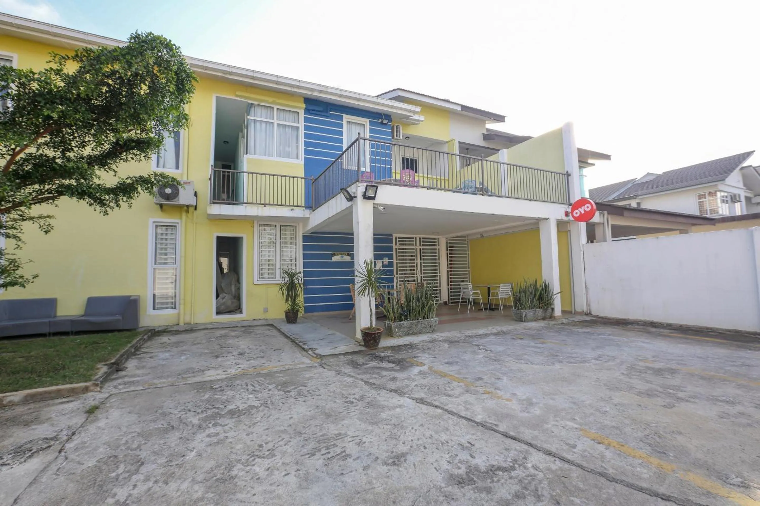 Facade/entrance in Hotel O Come Inn Premium