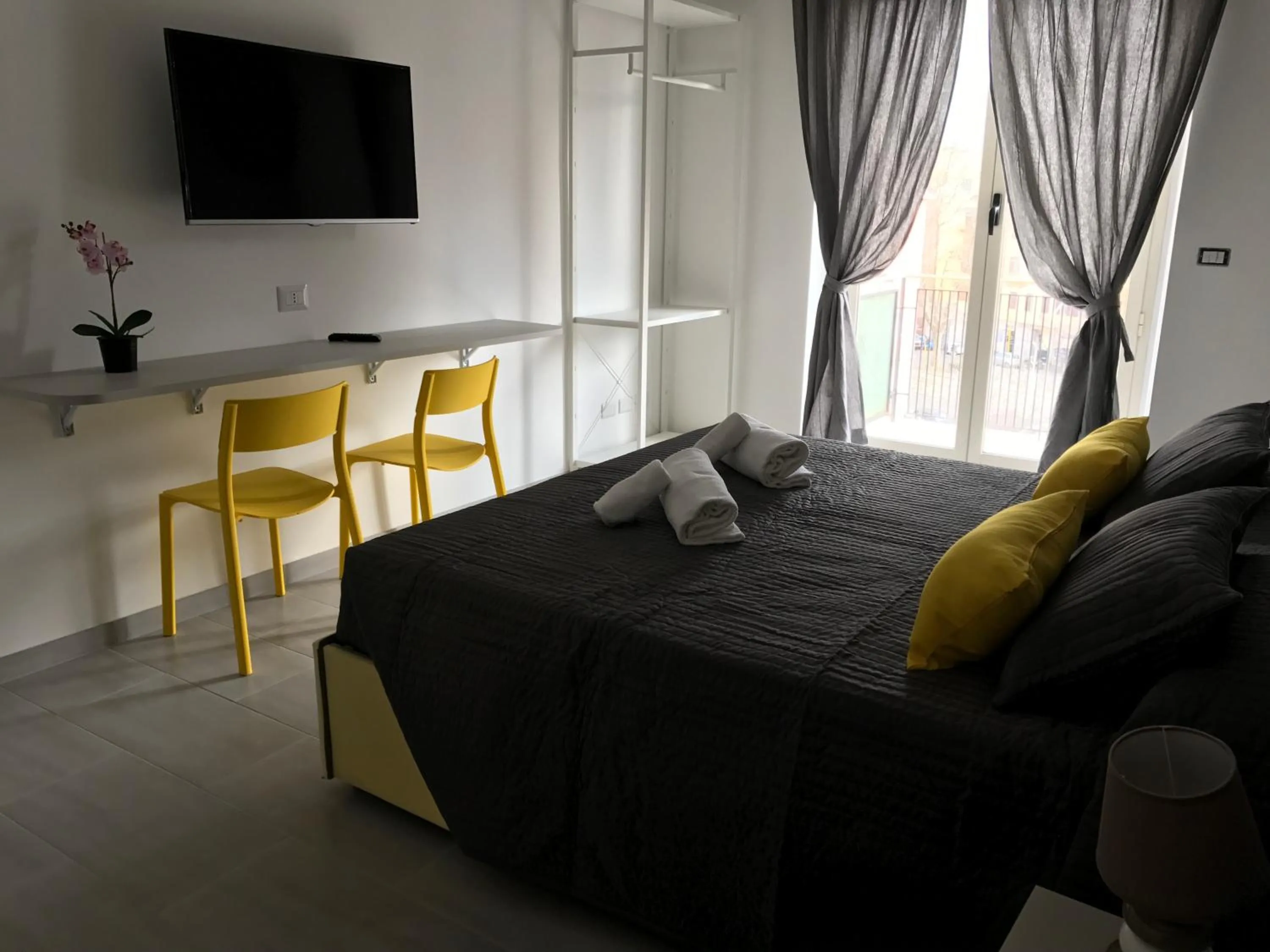 Photo of the whole room, Bed in Dunant House