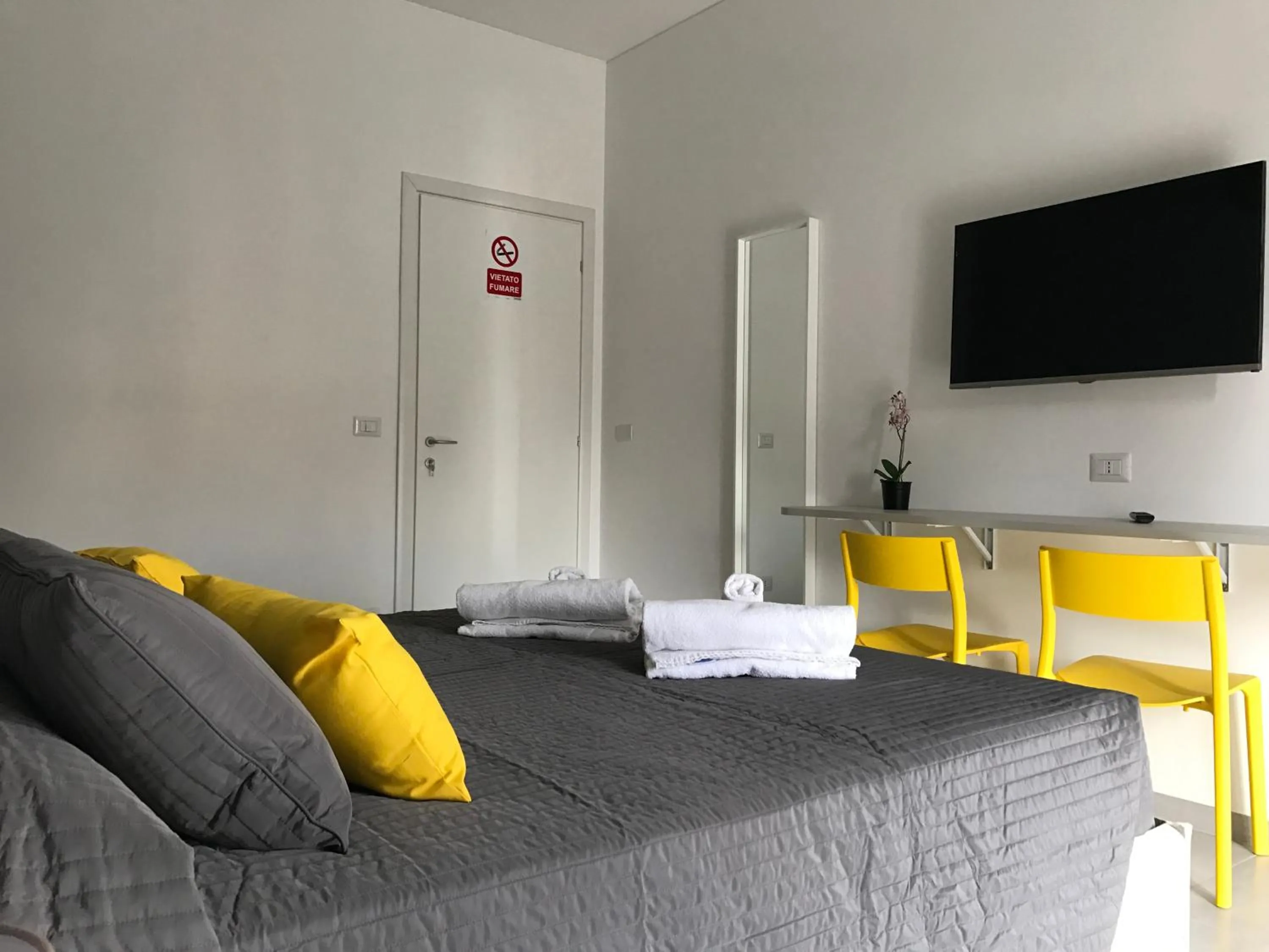 Photo of the whole room, Bed in Dunant House