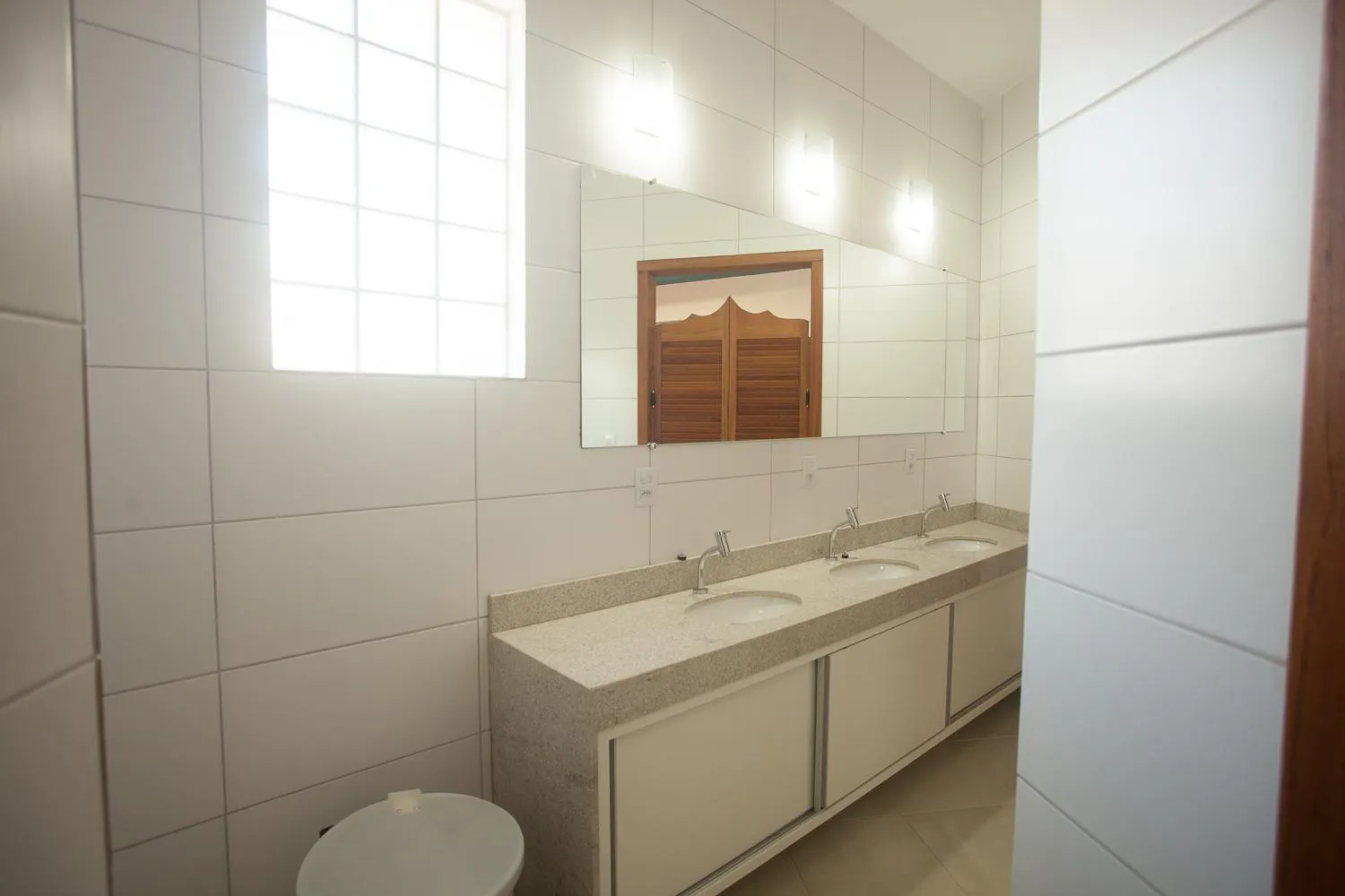 Shower in The Bridge Hostel Florianópolis