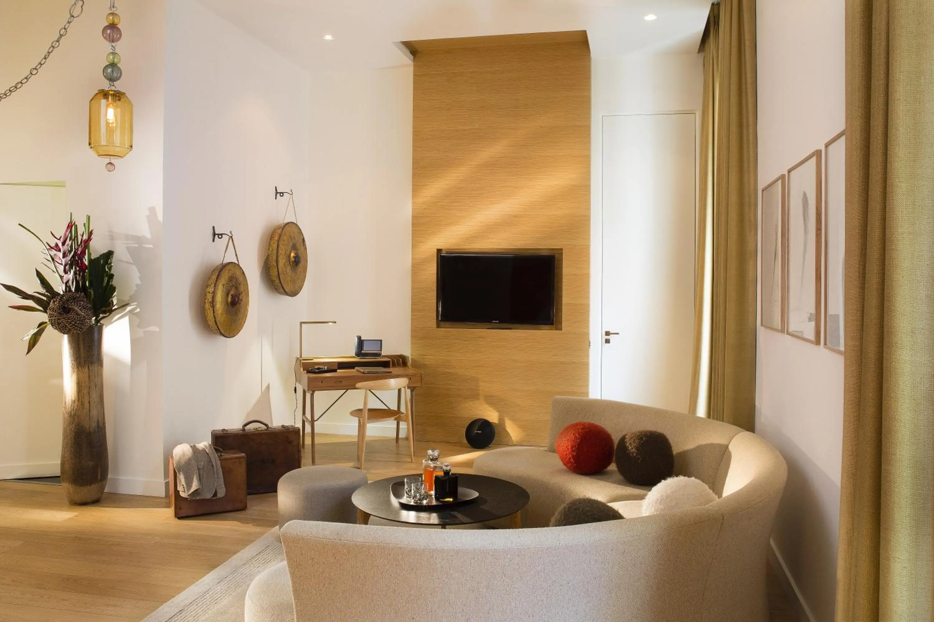 Seating area in Hotel Marignan Champs-Elysées