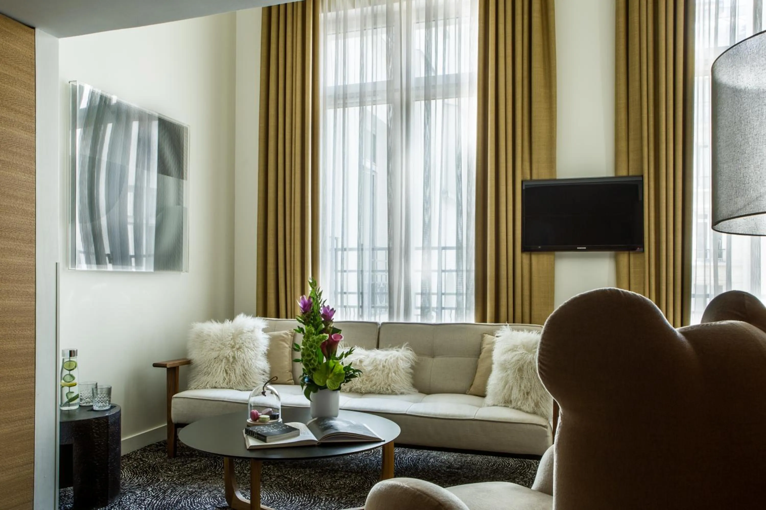 Living room in Hotel Marignan Champs-Elysées