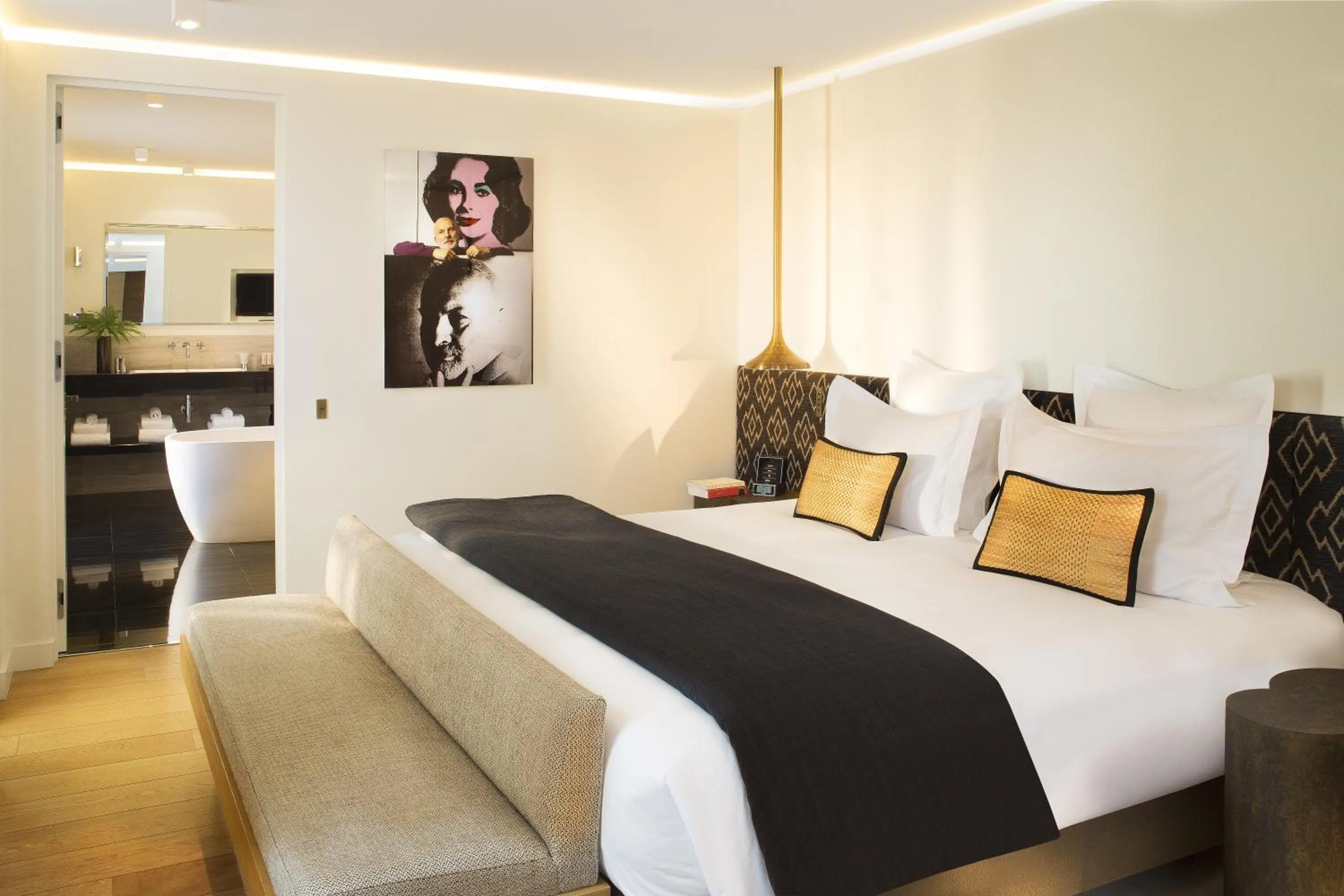 Bed in Hotel Marignan Champs-Elysées