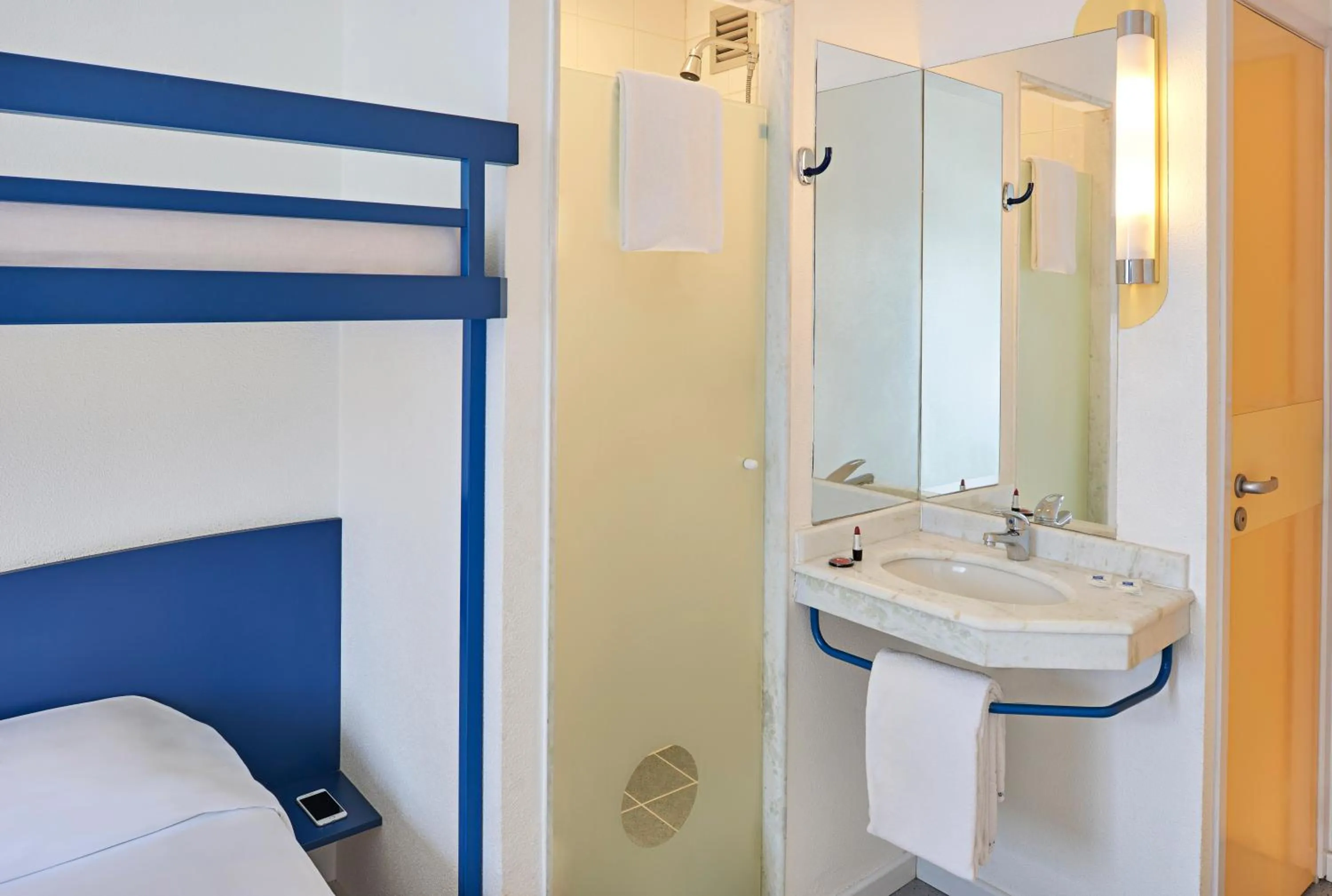 Toilet in ibis budget Curitiba Centro