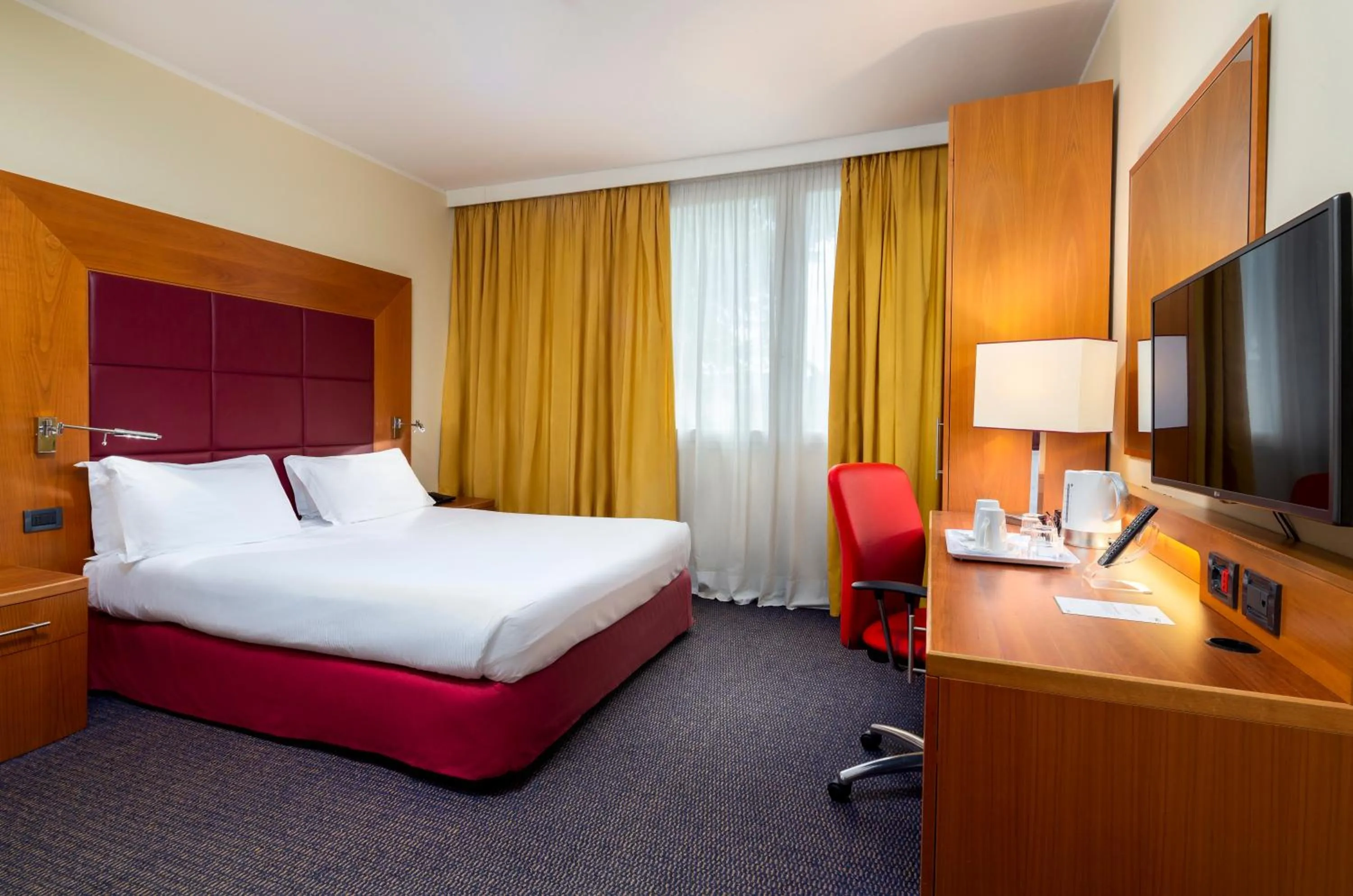 Bedroom, Bed in Crowne Plaza Venice East by IHG