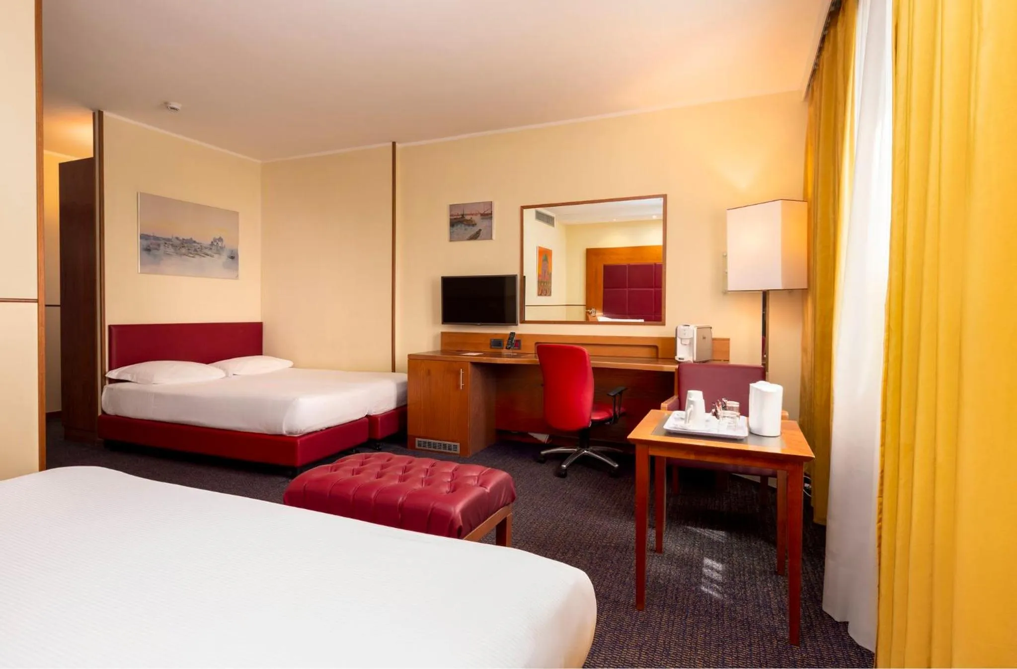 Photo of the whole room, Bed in Crowne Plaza Venice East by IHG