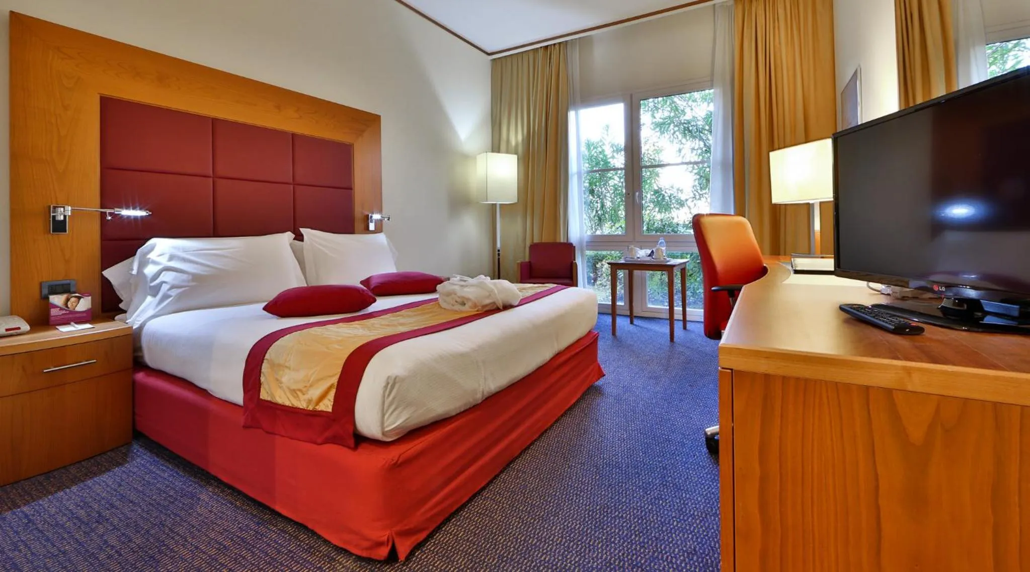 Photo of the whole room, Bed in Crowne Plaza Venice East by IHG