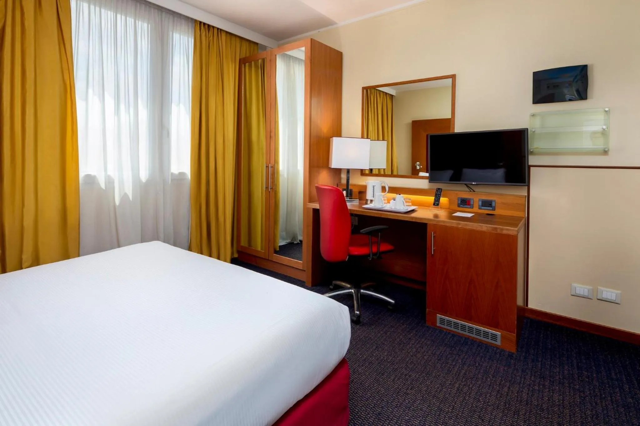 Photo of the whole room, Bed in Crowne Plaza Venice East by IHG