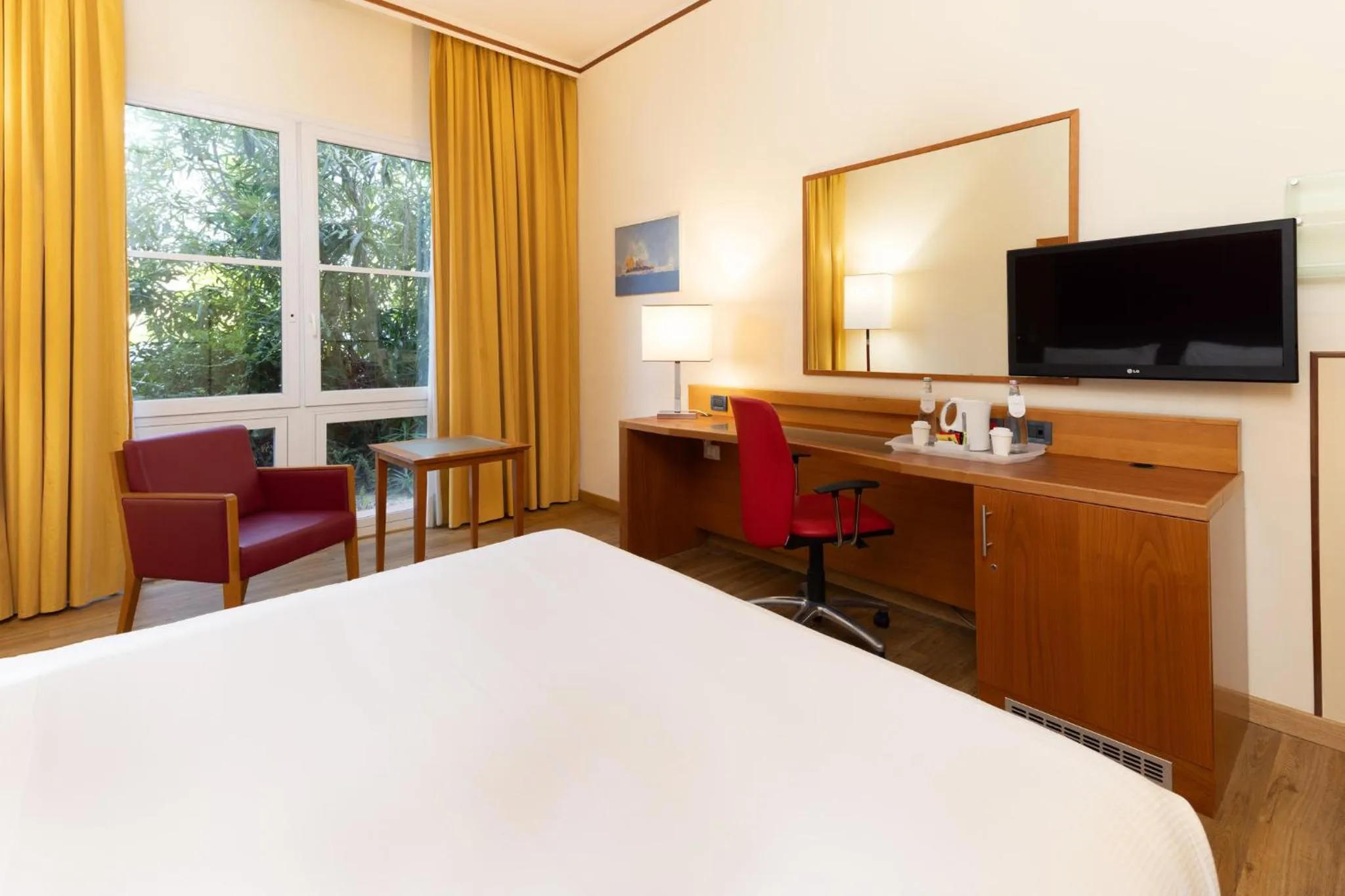 Photo of the whole room, Bed in Crowne Plaza Venice East by IHG