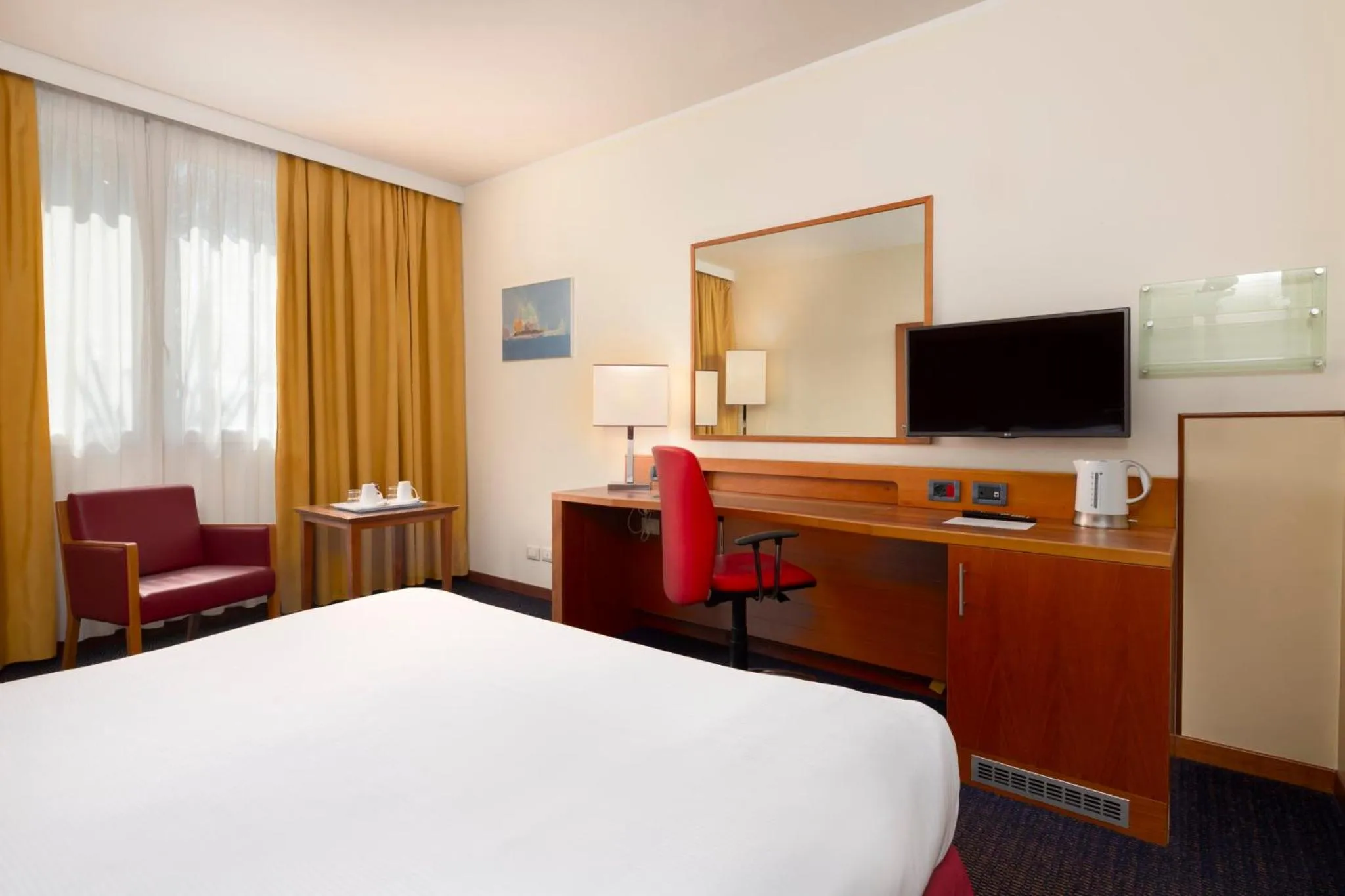 Photo of the whole room, Bed in Crowne Plaza Venice East by IHG