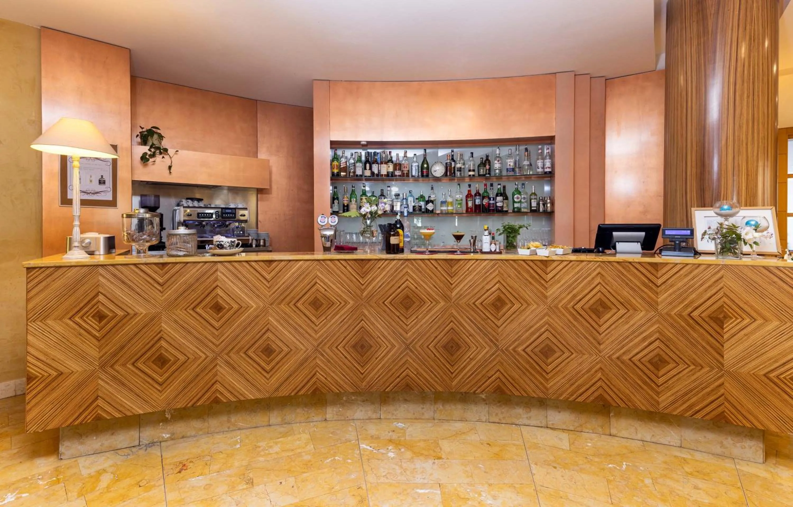 Lounge or bar in Crowne Plaza Venice East by IHG