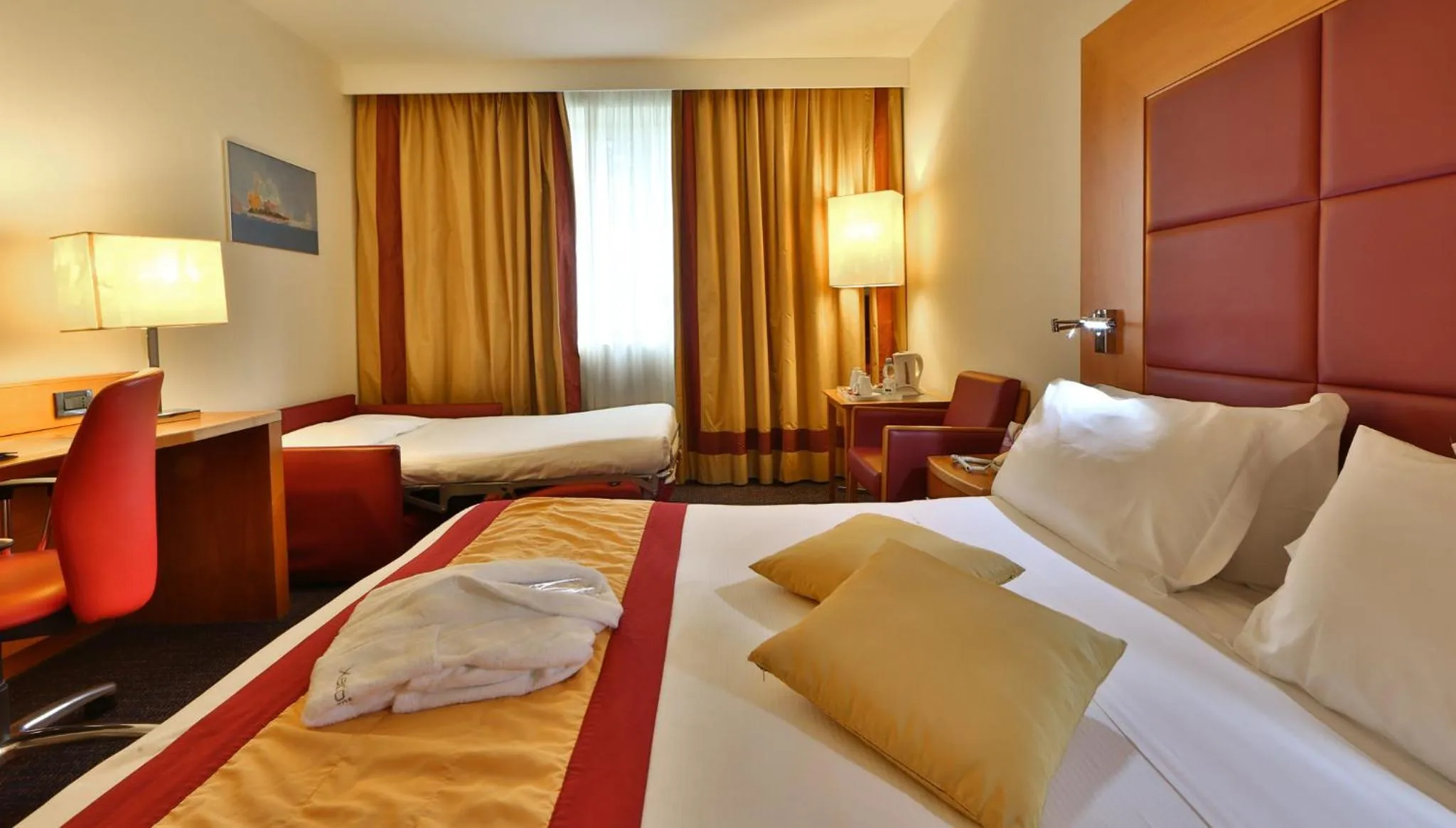 Photo of the whole room, Bed in Crowne Plaza Venice East by IHG