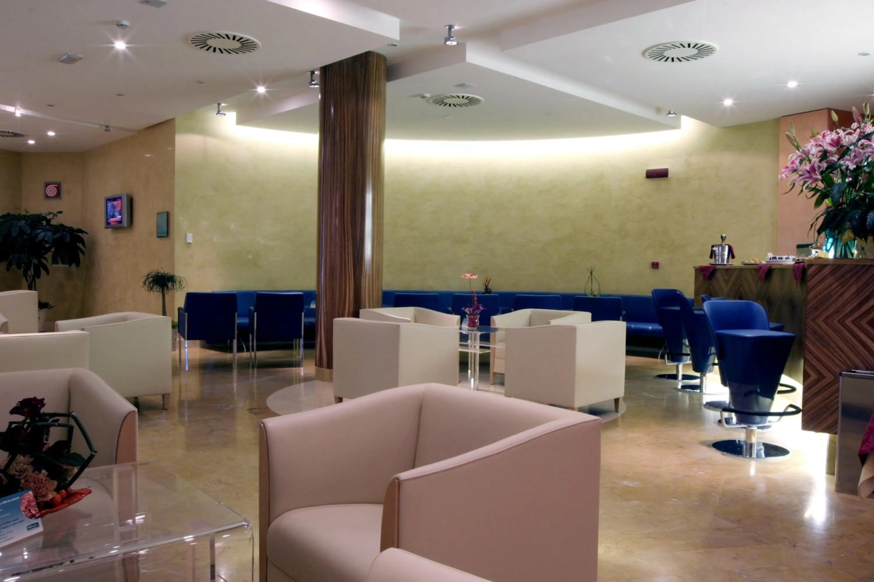 Lounge or bar in Crowne Plaza Venice East by IHG