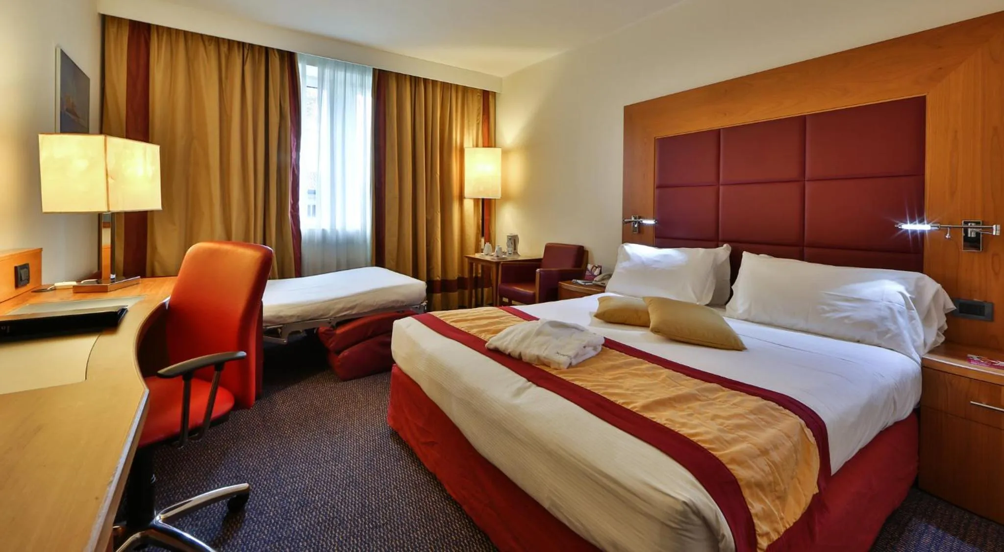 Photo of the whole room, Bed in Crowne Plaza Venice East by IHG